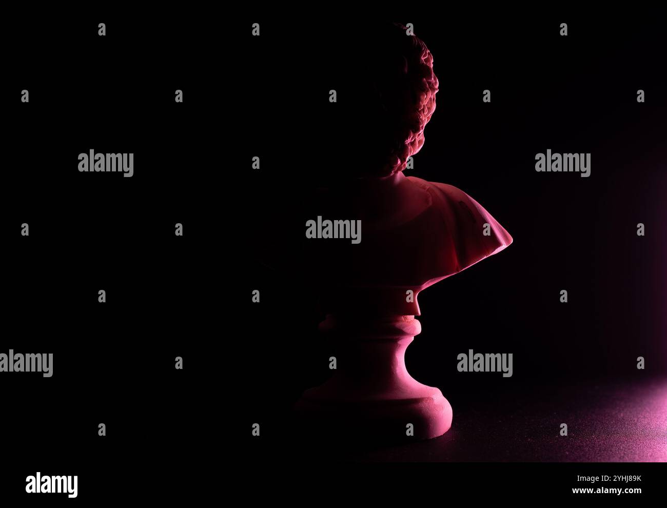 Petite figurine ancienne en Pink Lighting Banque D'Images