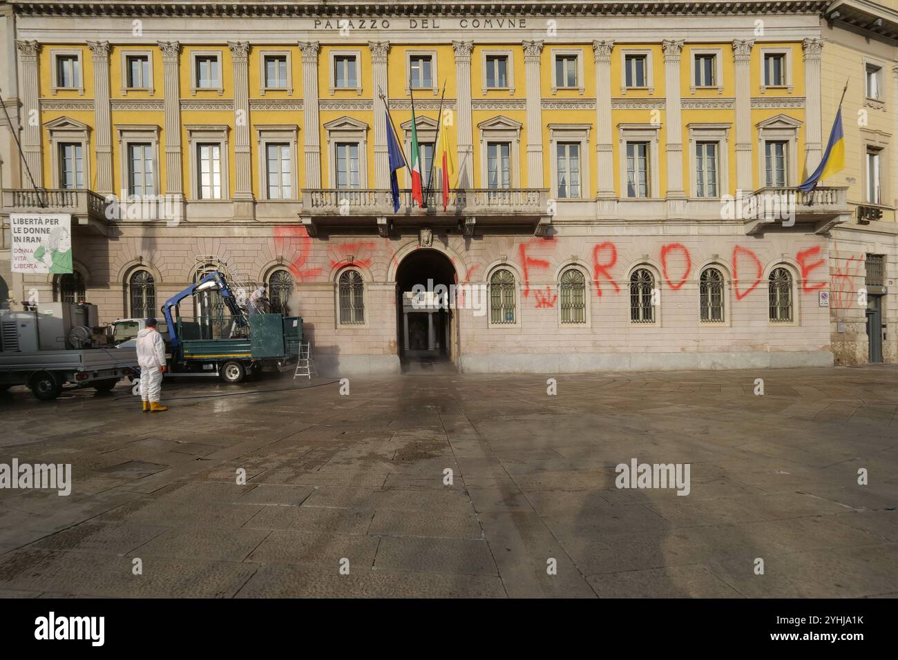 Palazzo Frizzon, le siège de la municipalité de Bergame, a été enduit de peinture rouge pendant la nuit. Un acte de vandalisme d'une gravité inacceptable. Des enquêtes sont en cours sur les responsables. Banque D'Images