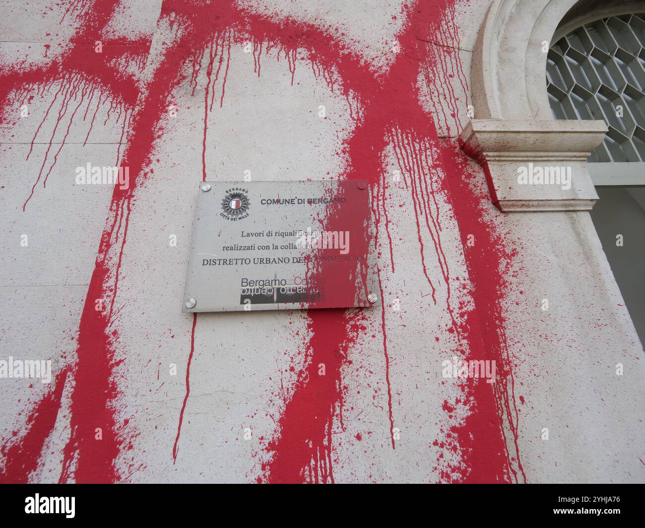 Bergame, Italie. 12 novembre 2024. Palazzo Frizzon, le siège de la municipalité de Bergame, a été enduit de peinture rouge pendant la nuit. Un acte de vandalisme d'une gravité inacceptable. Des enquêtes sont en cours sur les responsables. Crédit : Independent photo Agency Srl/Alamy Live News Banque D'Images