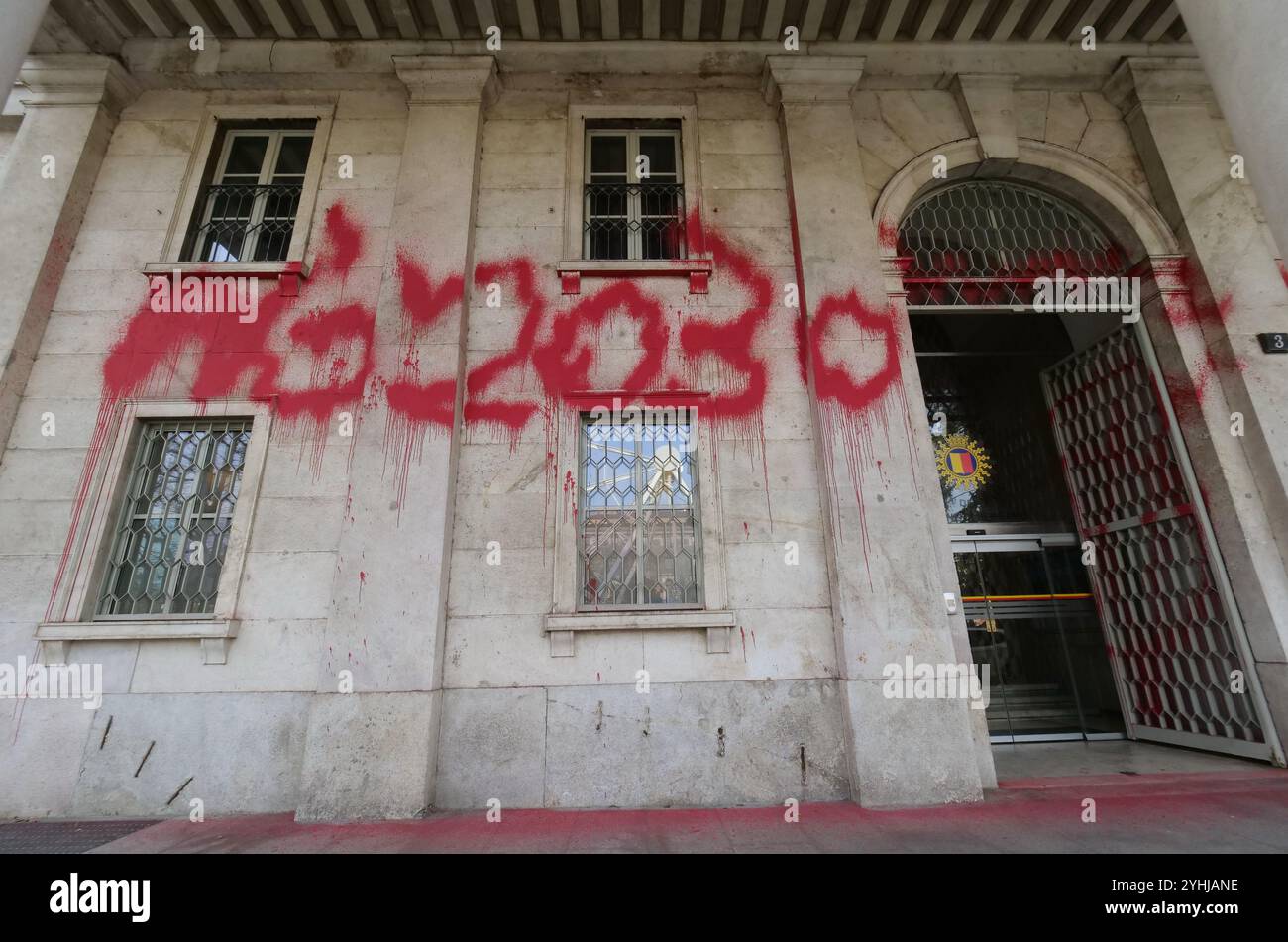 Bergame, Italie. 12 novembre 2024. Palazzo Frizzon, le siège de la municipalité de Bergame, a été enduit de peinture rouge pendant la nuit. Un acte de vandalisme d'une gravité inacceptable. Des enquêtes sont en cours sur les responsables. Crédit : Independent photo Agency Srl/Alamy Live News Banque D'Images