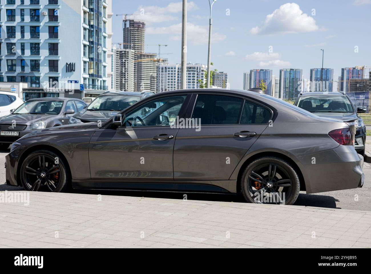 Minsk, Biélorussie, 12 novembre 2024 - vue latérale d'une voiture de luxe BMW garée dans la rue. Banque D'Images