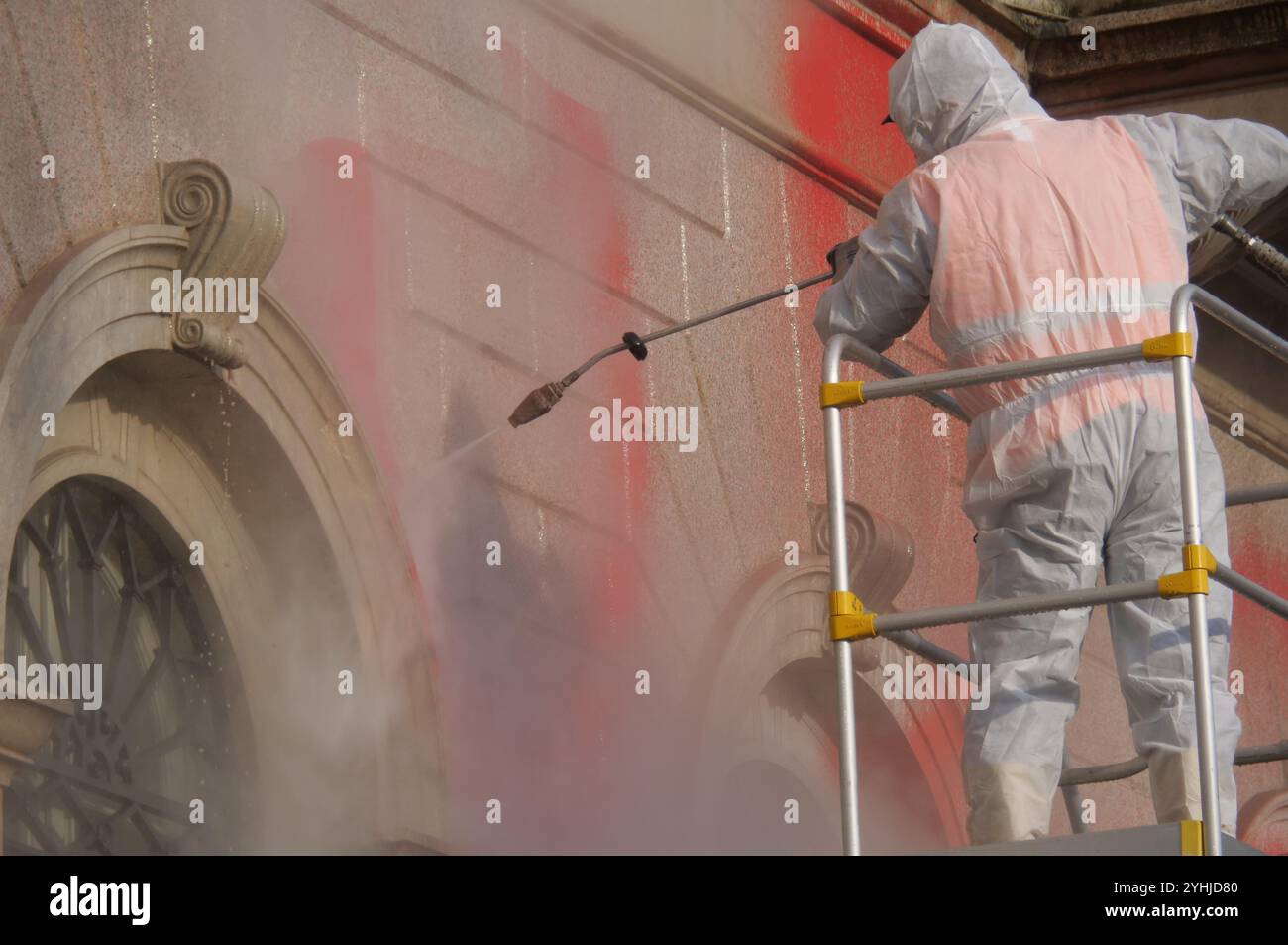 Bergame, Italie. 12 novembre 2024. Palazzo Frizzoni, le siège de la municipalité de Bergame, a été enduit de peinture rouge pendant la nuit. Un acte de vandalisme d'une gravité inacceptable. Des enquêtes sont en cours sur les responsables. Crédit : Independent photo Agency Srl/Alamy Live News Banque D'Images