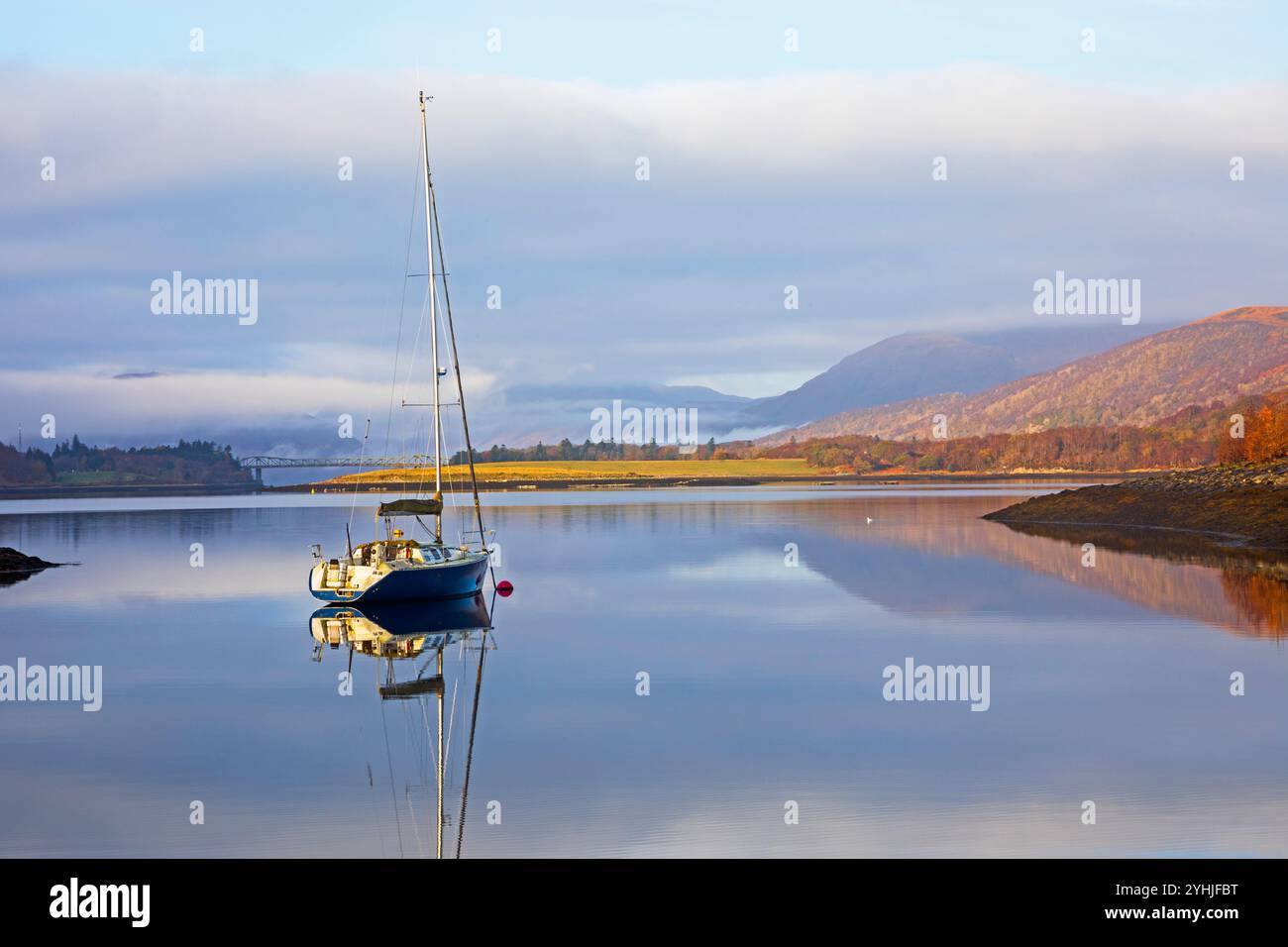 Lochaber, Highlands écossais, Écosse. 12 novembre 2024. Un degré centigrade pour commencer la journée avec un léger gel brumeux soleil jetant un coup d'œil à travers pour réchauffer les choses jusqu'à 7 degrés pendant la matinée. Bateau sur la photo amarré à Ballachulish Marina regardant vers Loch Linnhe avec des reflets parfaits dans les eaux calmes. Credit : Archwhite/Alamy Live news. Banque D'Images