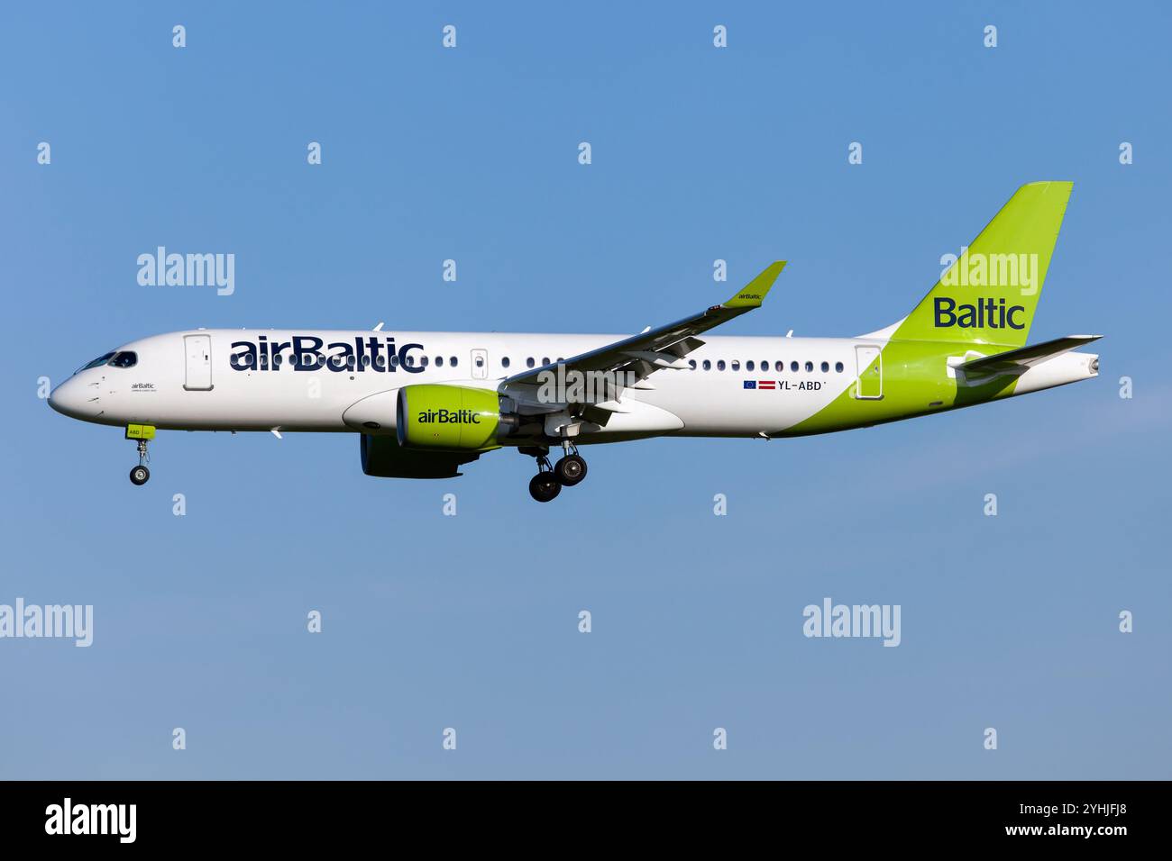 Copenhague, Danemark. 22 mai 2024. Un Airbus 220 d'Air Baltic atterrissant à l'aéroport Kastrup de Copenhague. L'homme d'affaires danois Lars Thuesen est l'un des quatre membres du Conseil de surveillance d'airBaltic depuis avril 2017. Il a une longue carrière dans les secteurs de la finance et de l'aviation avec une expérience considérable dans la location d'avions. (Crédit image : © Fabrizio Gandolfo/SOPA images via ZUMA Press Wire) USAGE ÉDITORIAL SEULEMENT! Non destiné à UN USAGE commercial ! Banque D'Images