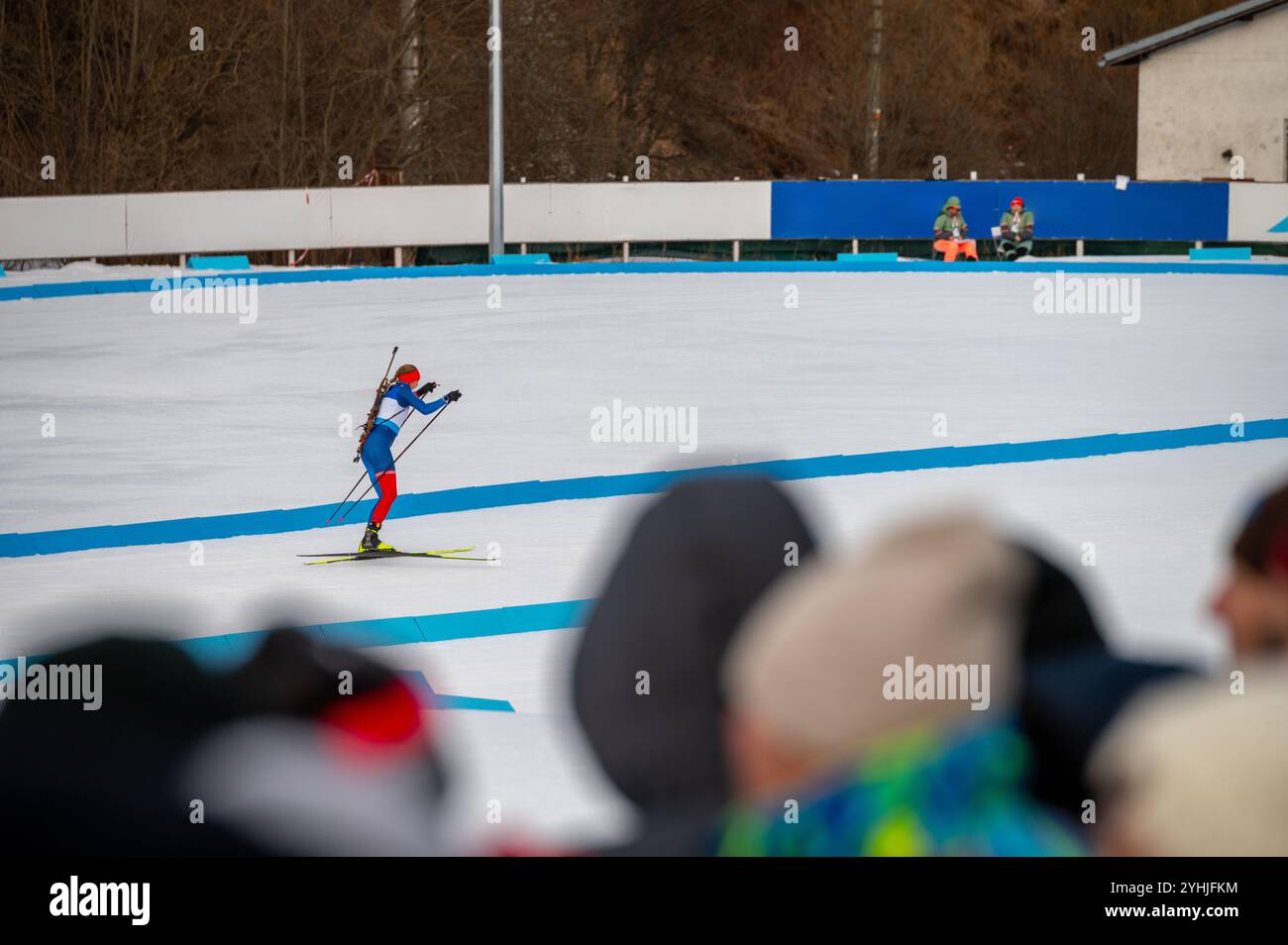 Biathlon photo stock. Athlète de biathlon féminine à l'horizon pendant l'entraînement hivernal Banque D'Images