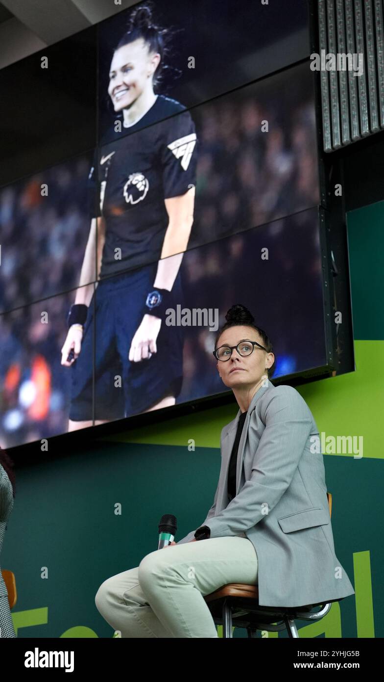 L'ancienne arbitre de football Rebecca Welch lors de sa cérémonie d'intronisation au Hall of Fame au National Football Museum de Londres. Date de la photo : mardi 12 novembre 2024. Banque D'Images