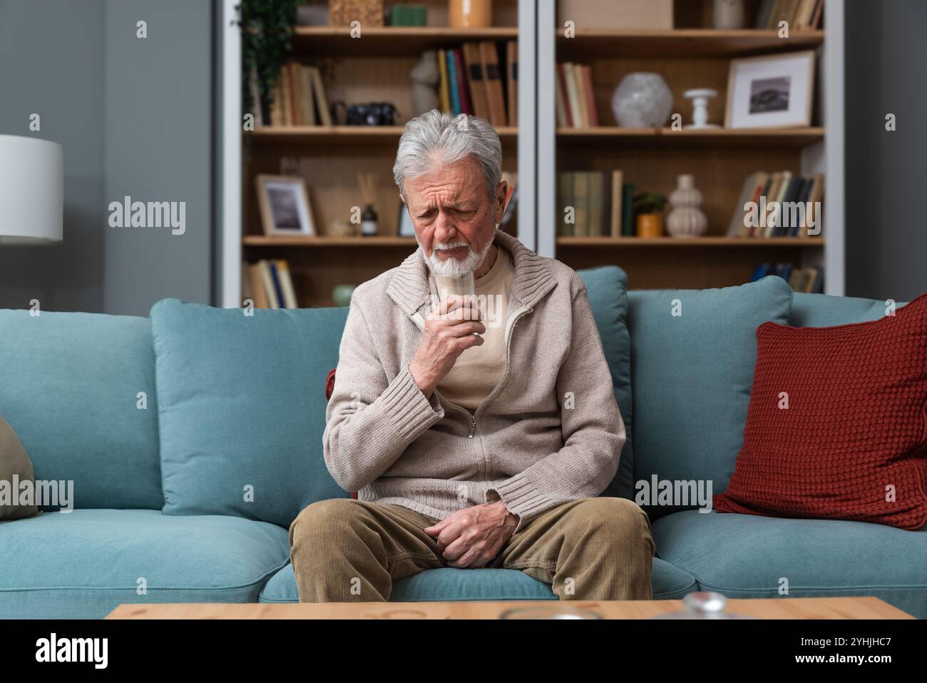 Homme âgé, veuf ou divorcé, se sentant triste, inquiet, abandonné et déprimé, assis seul à la maison, en pleurant. Solitude et tristesse du mâle âgé avec Banque D'Images