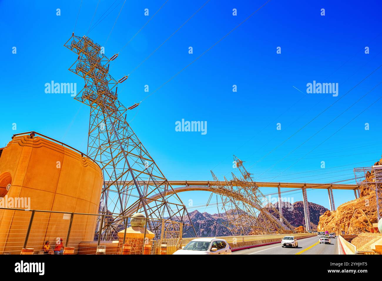L'Arizona, le Barrage Hoover, USA- 18 septembre 2018 : célèbre et étonnant du Barrage de Hoover au Lake Mead, Nevada et l'Arizona frontière. Les lignes de transport d'énergie. USA. Banque D'Images