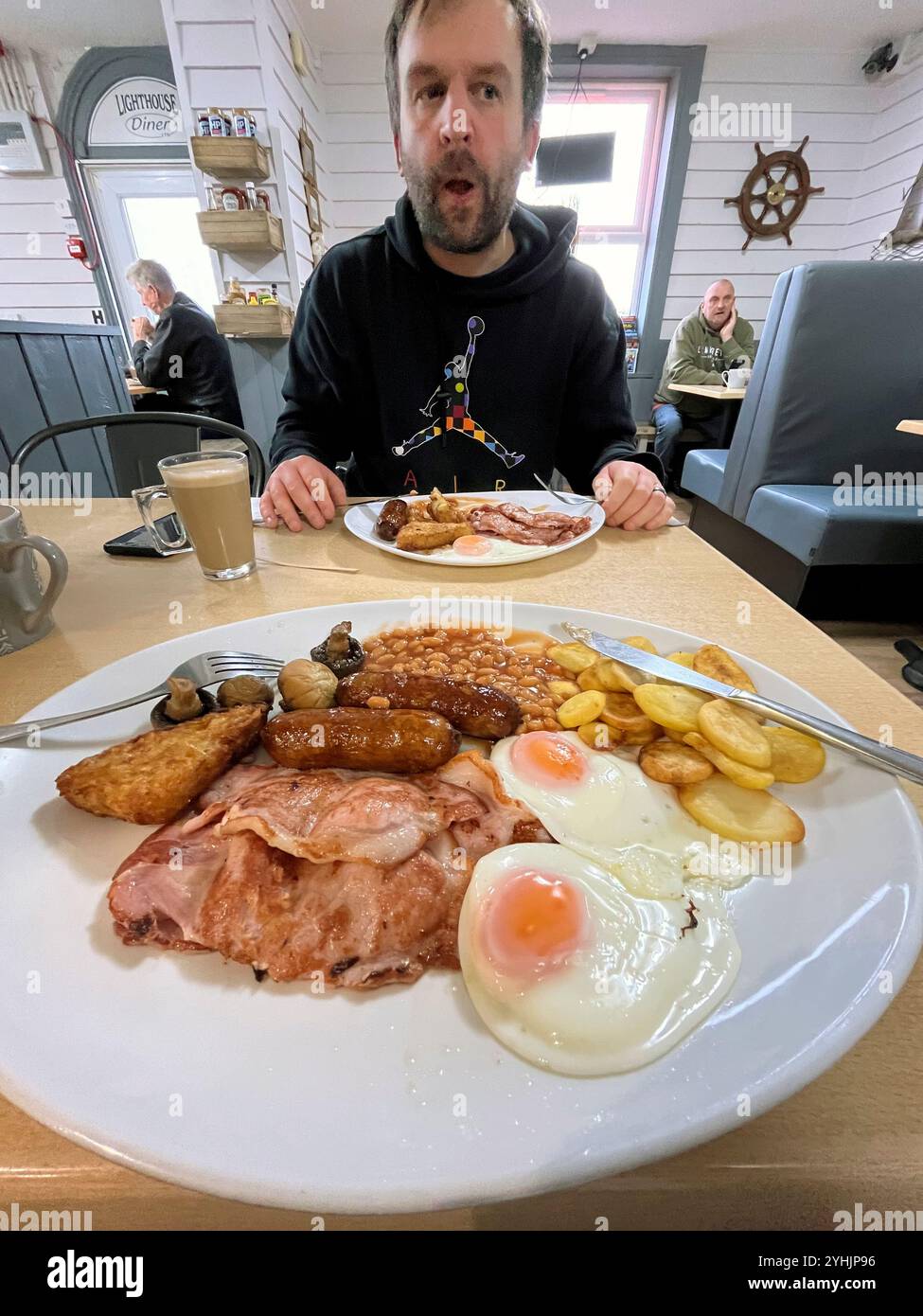 full house, cuisine anglaise, œufs et bacon petit déjeuner dans lighthouse café, lowestoft, angleterre Banque D'Images