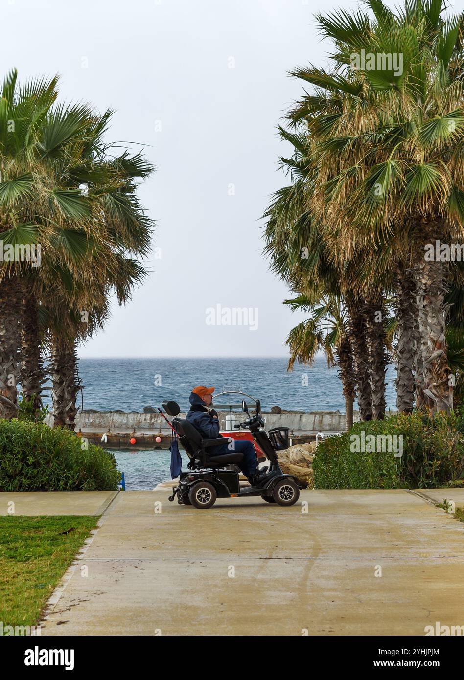 CHYPRE, PAPHOS-18 MARS : Paphos est une ville côtière du sud-ouest de Chypre, située sur la côte méditerranéenne. Une vue d'un homme sur un VTT électrique de location Banque D'Images CHYPRE, PAPHOS-18 MARS : Paphos est une ville côtière du sud-ouest de Chypre, située sur la côte méditerranéenne. Une vue d'un homme sur un VTT électrique de location Banque D'Images