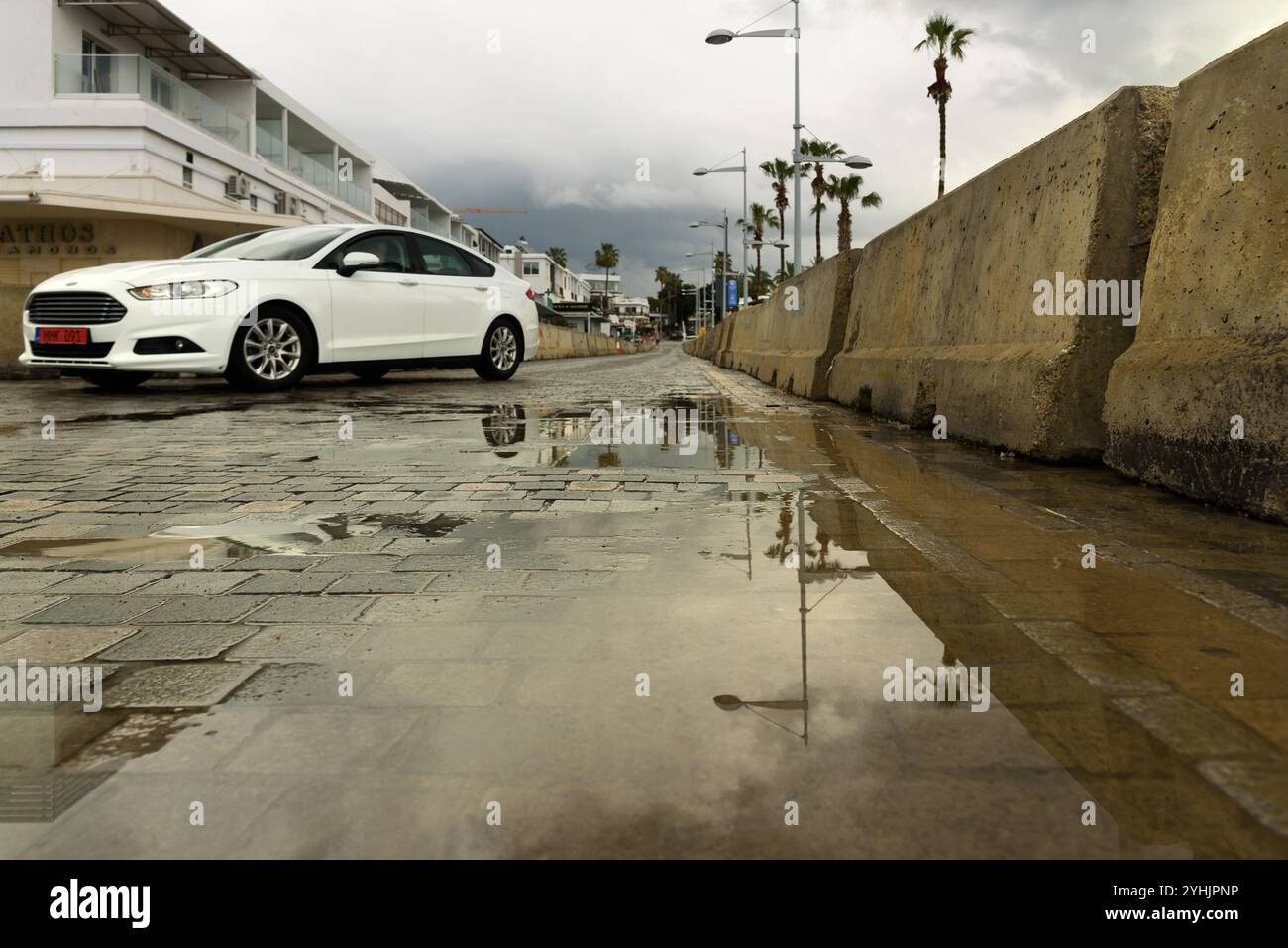 Vue de CHYPRE, PAPHOS - 19 MARS : Paphos est une ville côtière du sud-ouest de Chypre, située sur la côte méditerranéenne. Une vue sur la rue principale avec Banque D'Images Vue de CHYPRE, PAPHOS - 19 MARS : Paphos est une ville côtière du sud-ouest de Chypre, située sur la côte méditerranéenne. Une vue sur la rue principale avec Banque D'Images