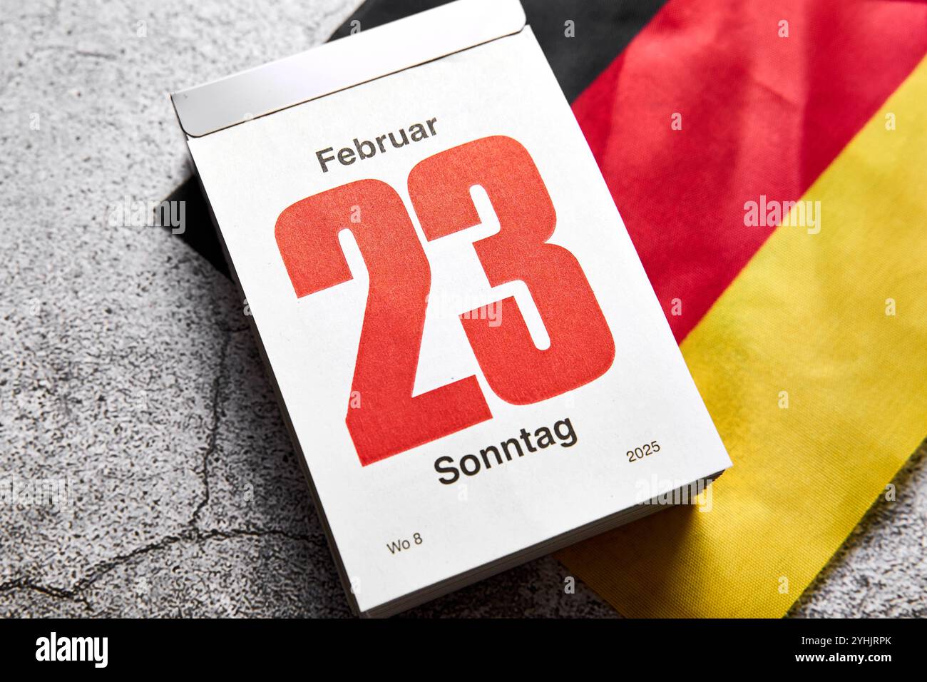 Bavière, Allemagne - 12 novembre 2024 : image symbolique des nouvelles élections fédérales. Les élections fédérales de 2025 en Allemagne, prévues pour le 23 février. Calendrier avec date 23 février à côté du drapeau allemand *** Symbolbild Neuwahlen der Bundesregierung. Die Bundestagswahl 2025 in Deutschland, festgelegt auf den 23. Februar. Kalender mit Datum 23 Februar neben Deutschland-Flagge Banque D'Images