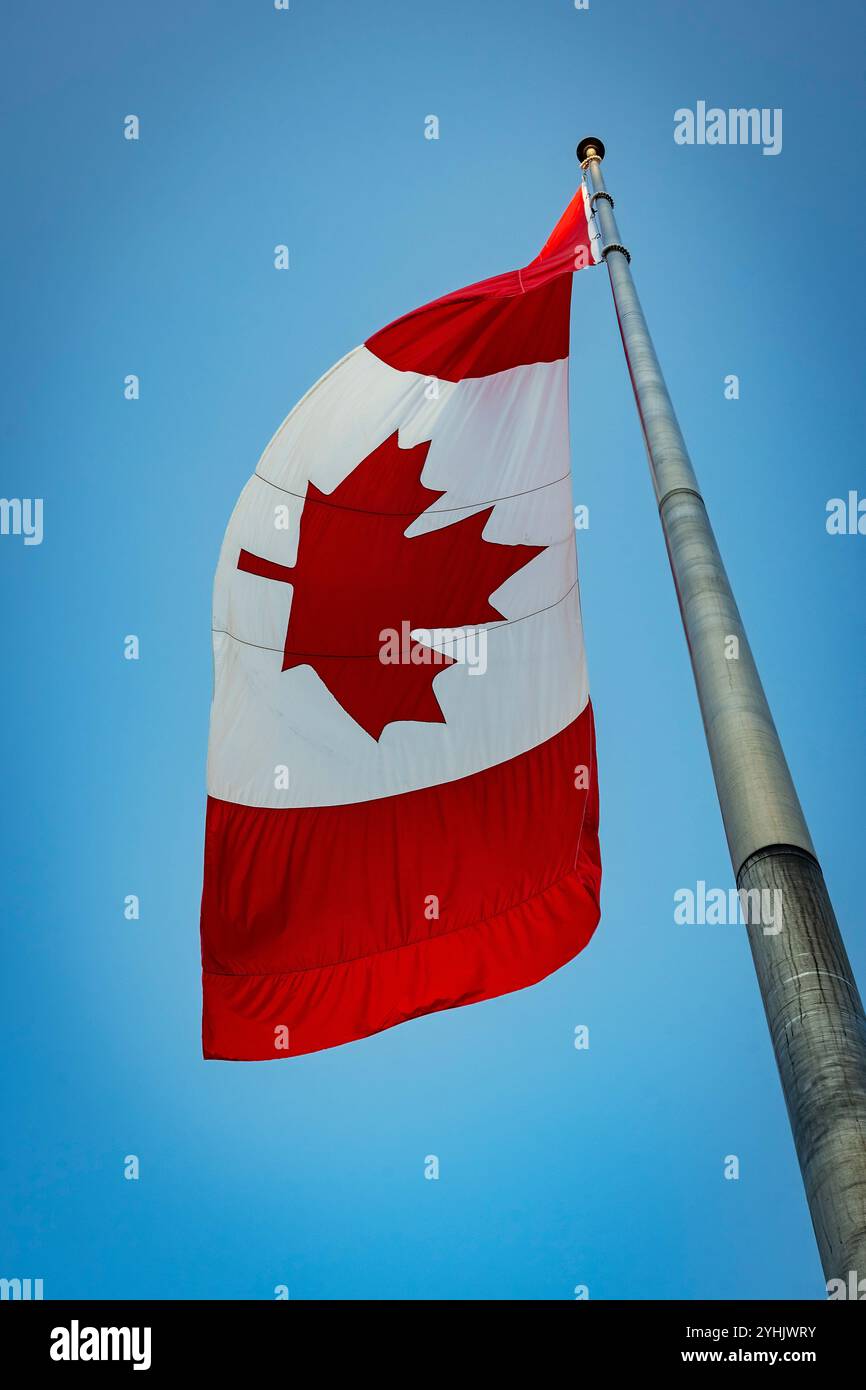 Drapeau du Canada suspendu au grand mât de drapeau Banque D'Images
