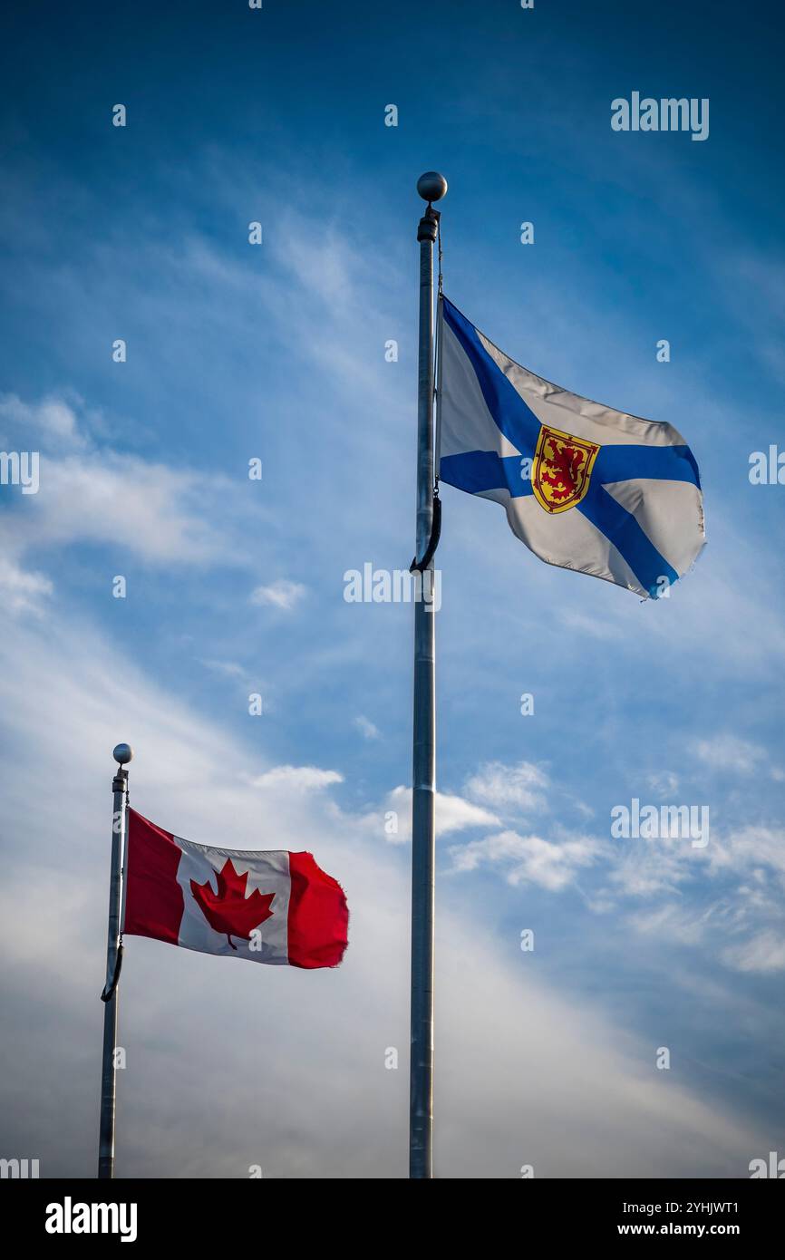 Drapeaux du Canada et de la Nouvelle-Écosse flottant ensemble Banque D'Images