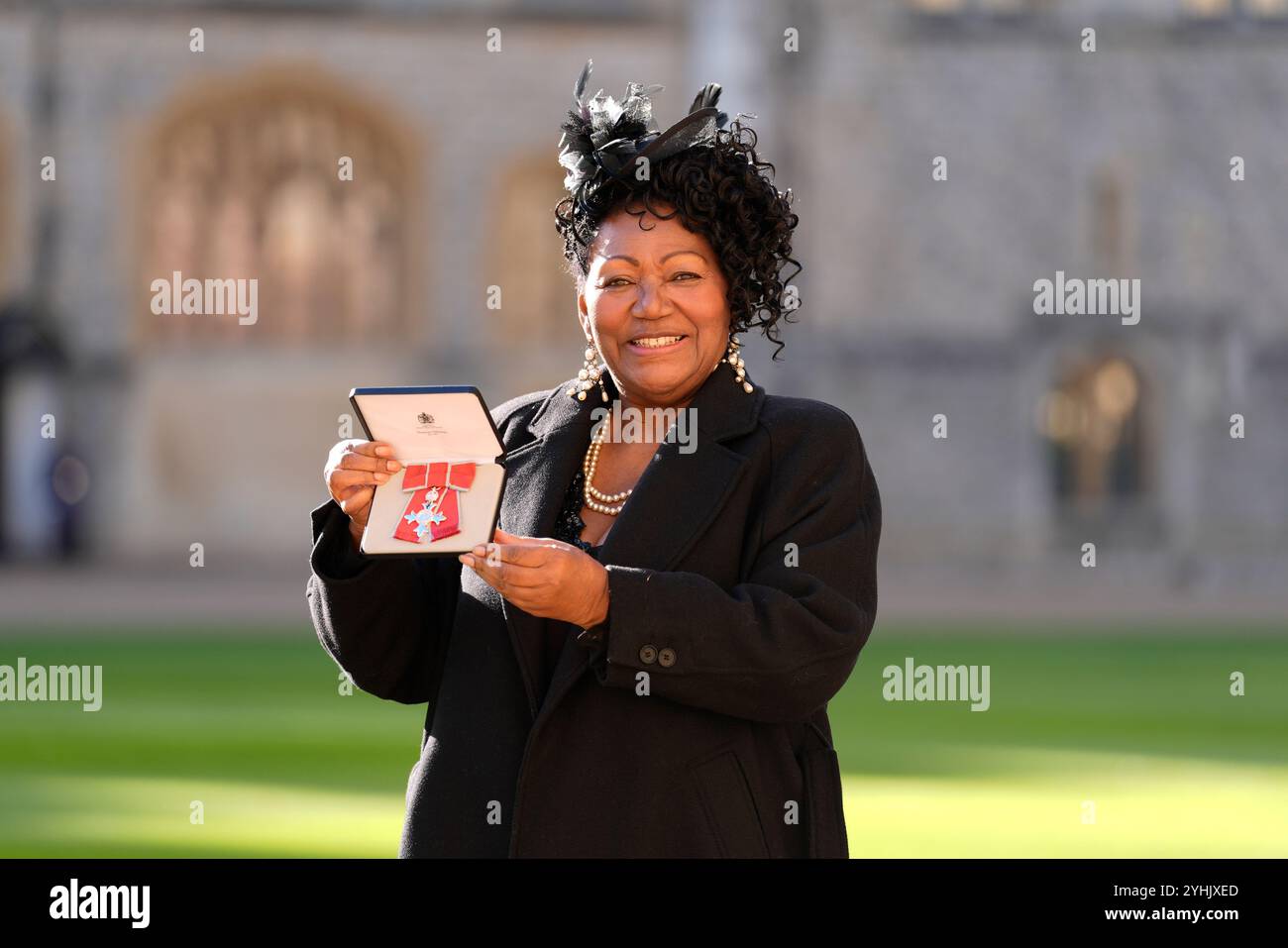 La chanteuse originale de Boney-M Liz Mitchell (Elizabeth Pemberton-Mitchell) après avoir été nommée MBE (membre de l'ordre de l'Empire britannique) lors d'une cérémonie d'investiture au château de Windsor, Berkshire. Date de la photo : mardi 12 novembre 2024. Banque D'Images