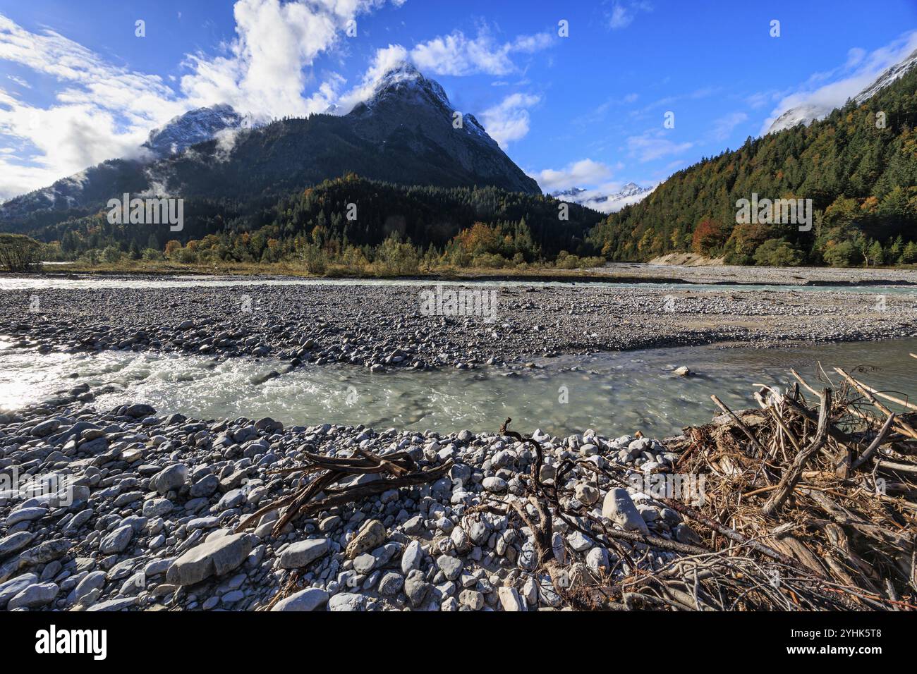 Rivière, lit de rivière, rivière sauvage, ensoleillé, montagnes, Rissbach, Risstal, montagnes Karwendel, Tyrol, Autriche, Europe Banque D'Images