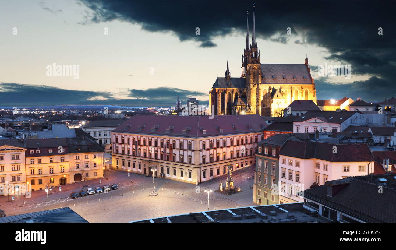 Petrov, Cathédrale Saint-Pierre et Paul. Ville de Brno - République tchèque - Europe. Photo nocturne de la belle architecture ancienne. Banque D'Images