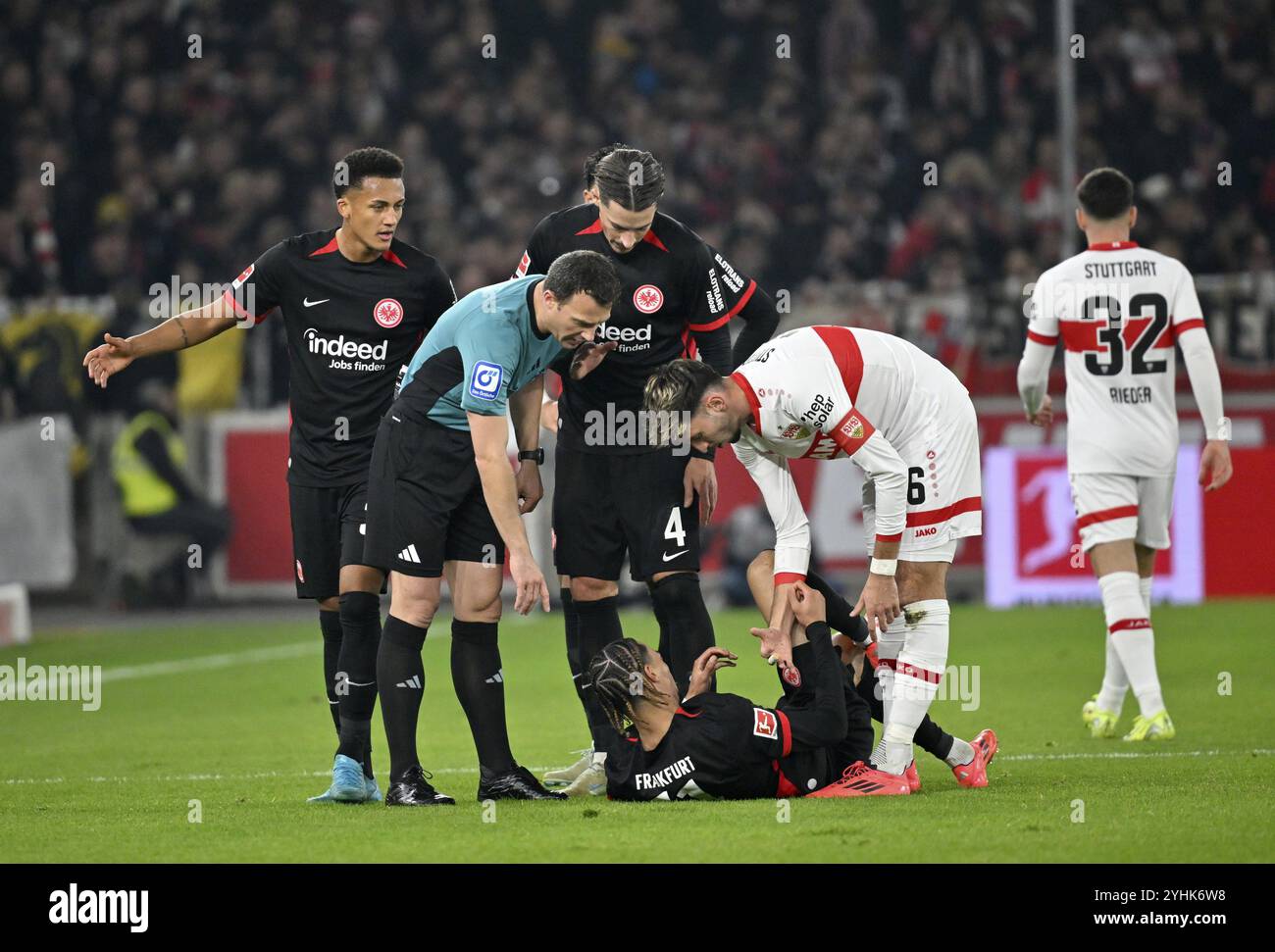 Atakan Karazor VfB Stuttgart (16 ans) chez Hugo Ekitike Eintracht Frankfurt SGE (11 ans) blessure tuta Eintracht Frankfurt SGE (35 ans) Robin Koch Eintracht F Banque D'Images