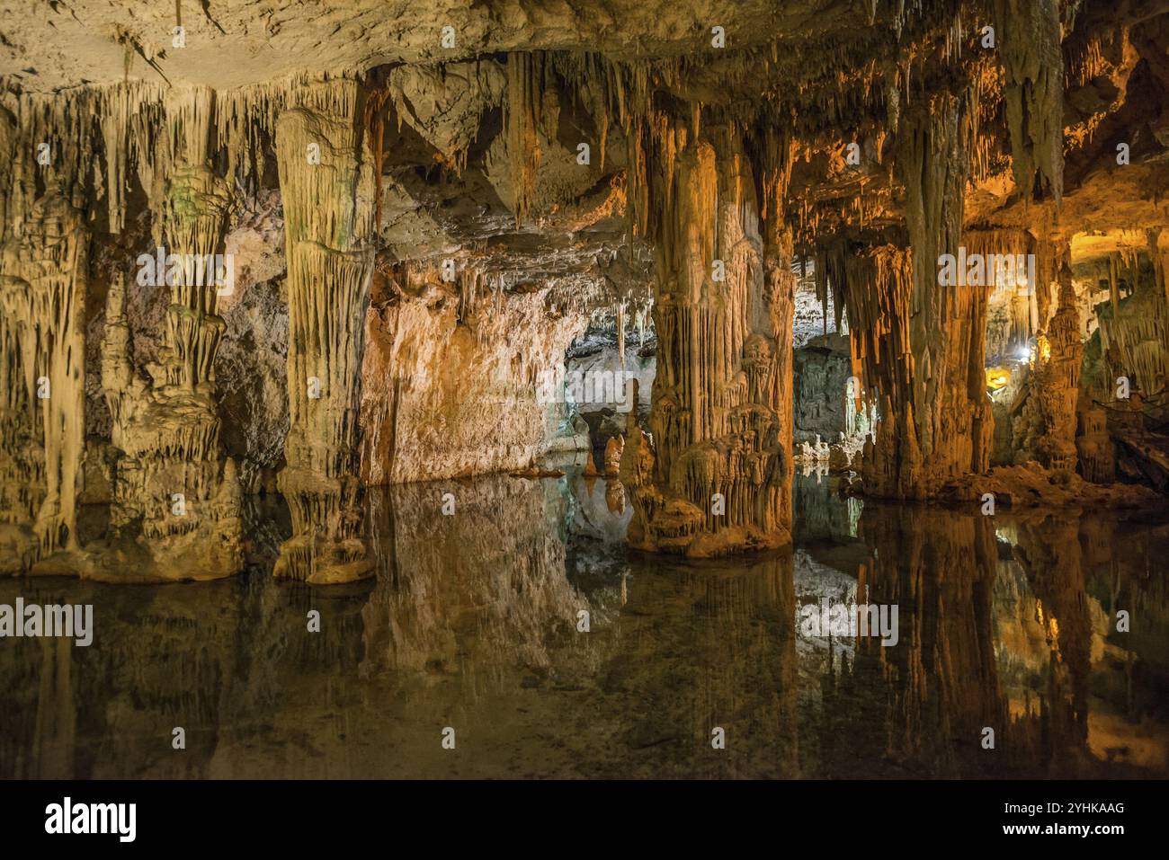 Grosses stalactites et lac souterrain, grotte de stalactites, Grotta di Nettuno, grotte de Neptune, Capo Caccia, près d'Alghero, Sardaigne, Italie, Europe Banque D'Images