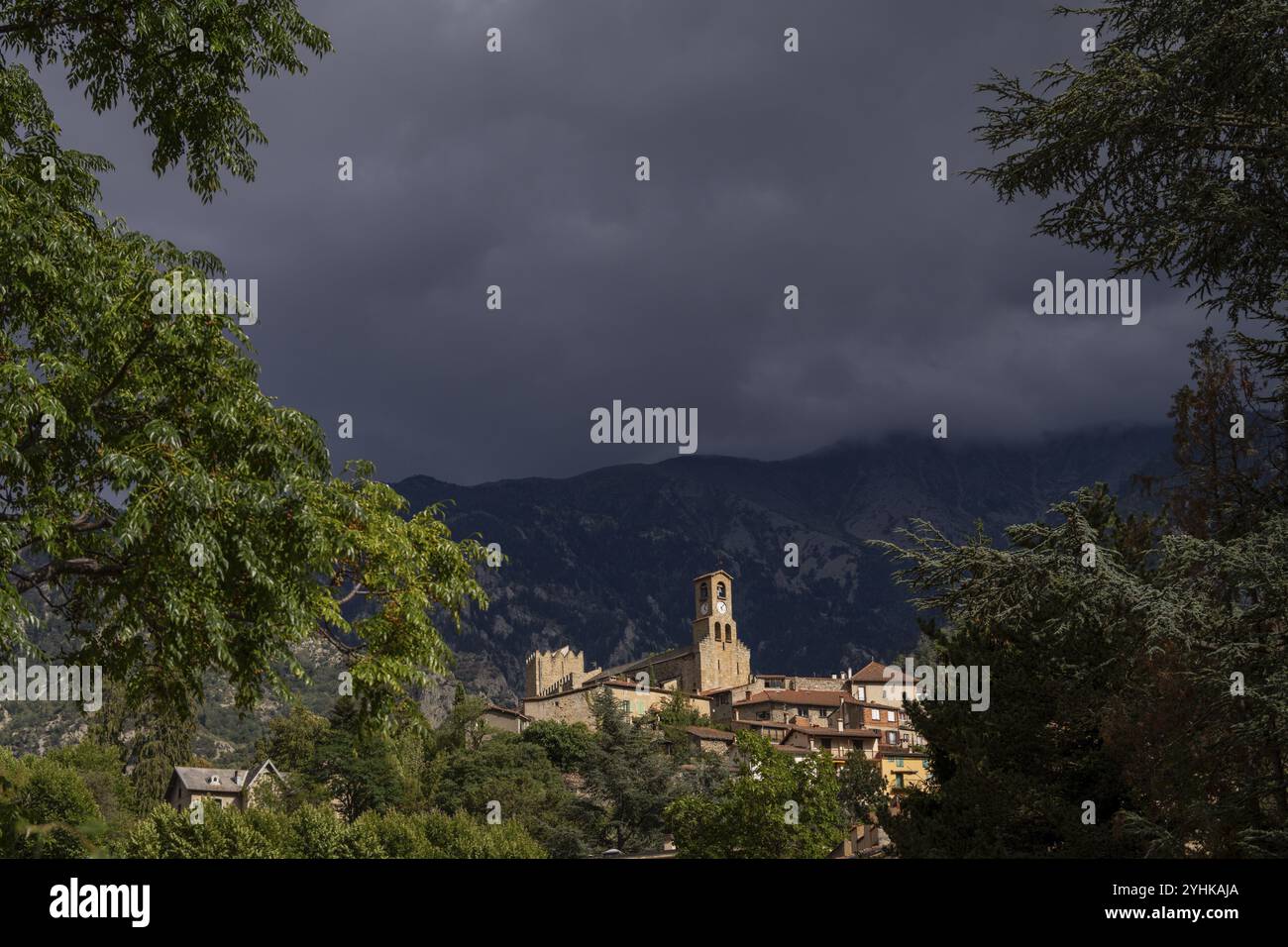 Château et église paroissiale (Sant Sadurni) illuminés par les dernières lumières du jour, Vernet-les-bains, région de Conflent, Pyrénées-Orientales, Languedo Banque D'Images