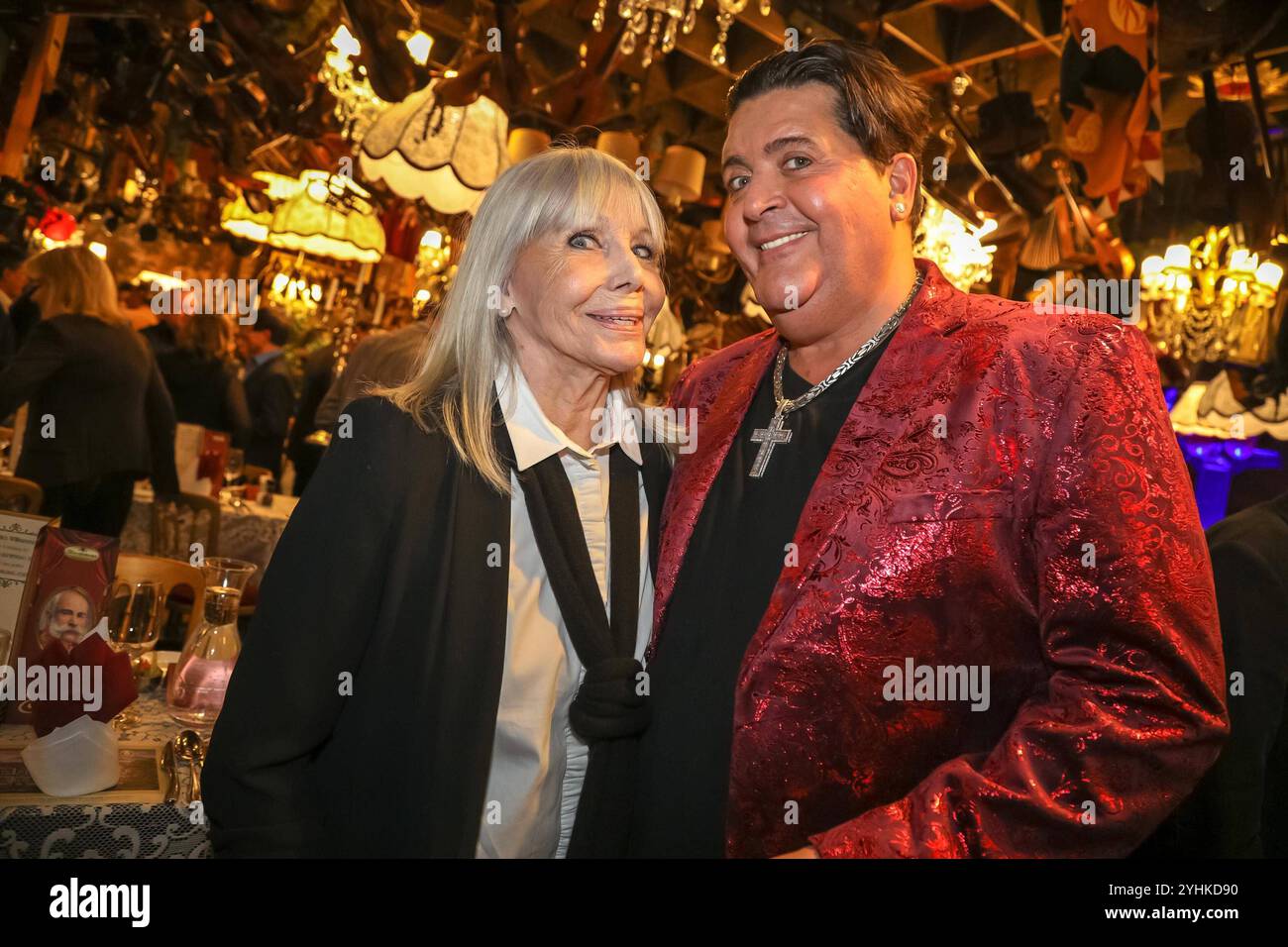 11.11.2024, Marchfelderhof/Deutsch-Wagram, Verleihung der EISERNEN RAMPENSAU 2024, Die NEUE Bühne WIEN lädt zur Auszeichnung im Bild : Christine Schuberth, Tony Wegas, Verleihung der EISERNEN RAMPENSAU 2024 *** 11 11 2024, Marchfelderhof Deutsch Wagram, présentation de l'EISERNE RAMPENSAU 2024, NEUE Bühne WIEN Tony WEGERNE vous invite à la cérémonie DE 2024 Banque D'Images