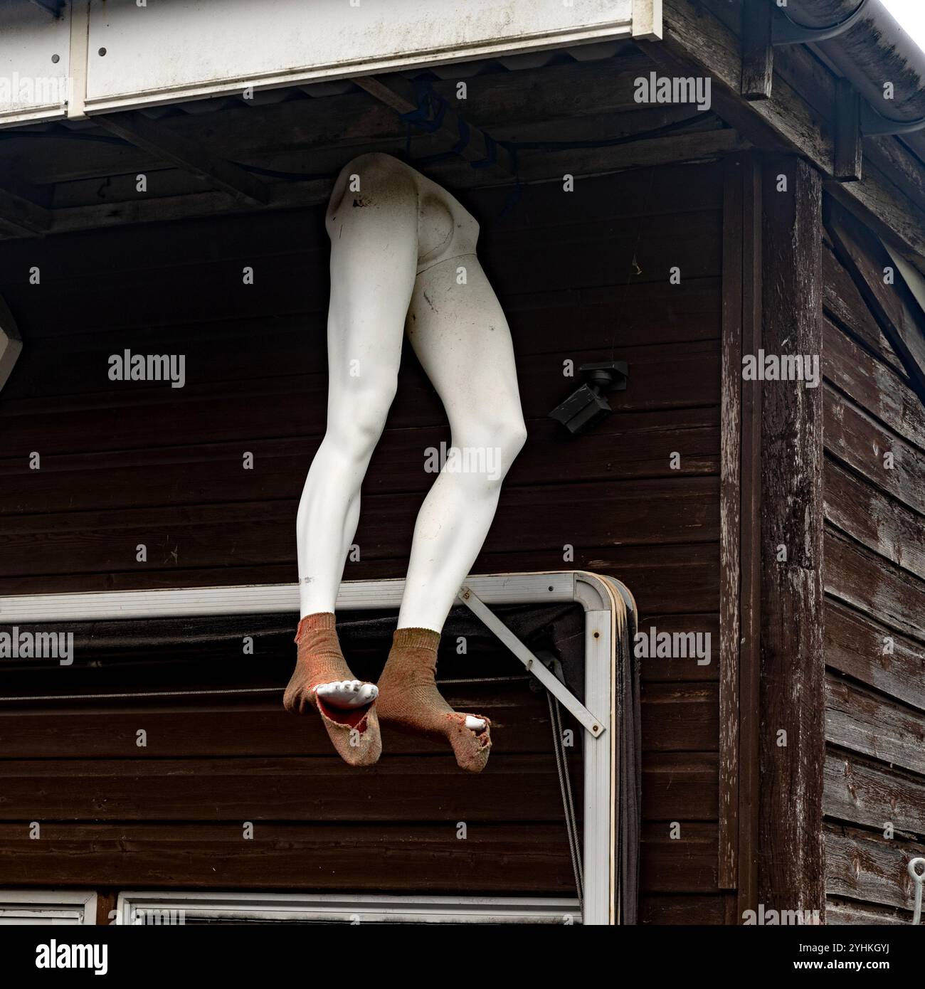 Jambes de mannequin suspendues au poste de négoce Vintage à Tytherleigh, Devon Banque D'Images