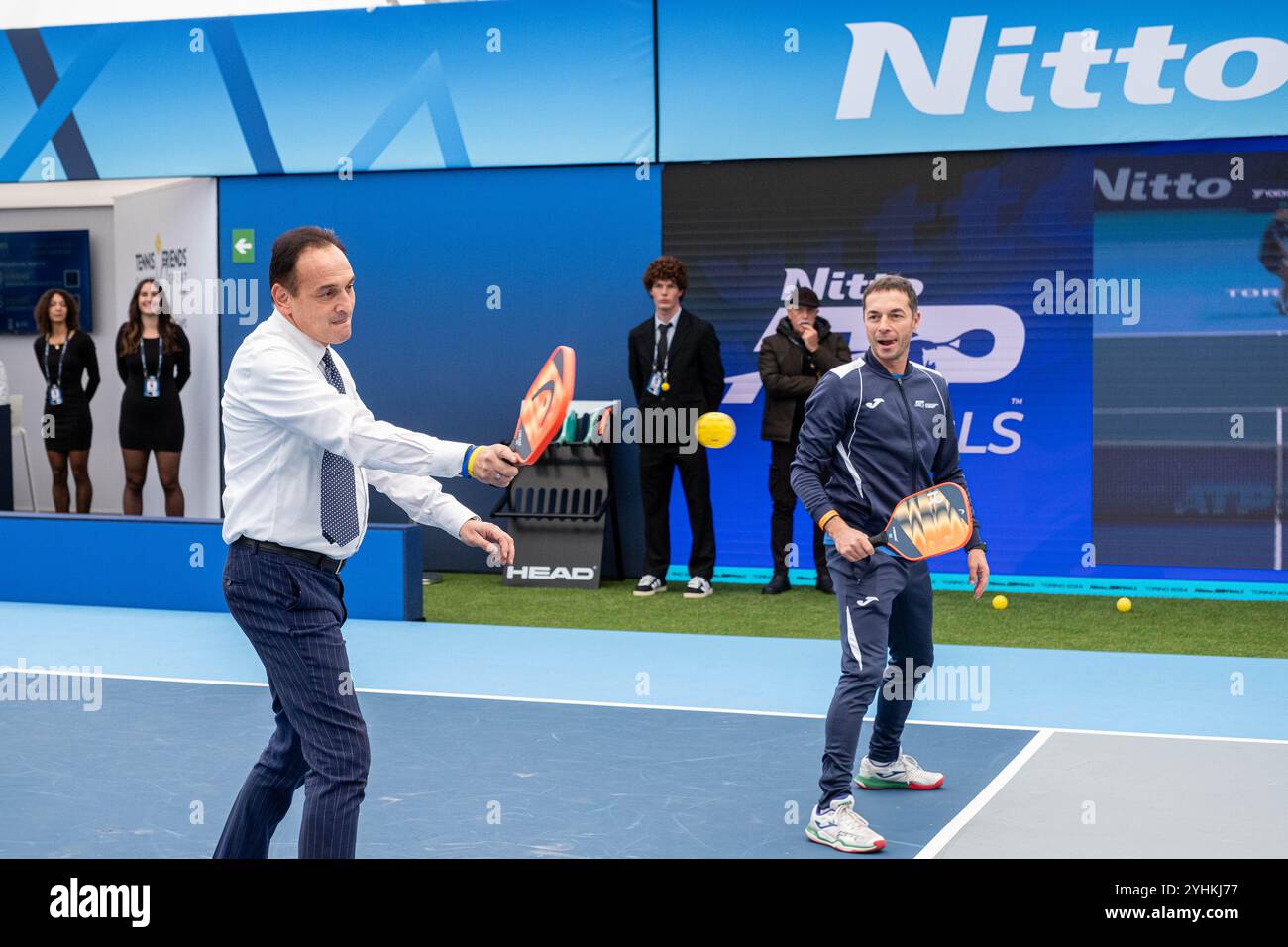 Alberto Cirio durante alcuni momenti della visita del Presidente della Regione Piemonte Alberto Cirio presso il Fan Village ATP a Torino, Italia - Cronaca - Martedì 12 novembre 2024 (photo Giacomo Longo/LaPresse) Alberto Cirio pendant quelques moments de la visite du Président de la région Piémont Alberto Cirio au ATP Fan Village de Turin, Italie - Actualités - mardi 12 novembre 2024 (photo Giacomo Longo/LaPresse) Banque D'Images