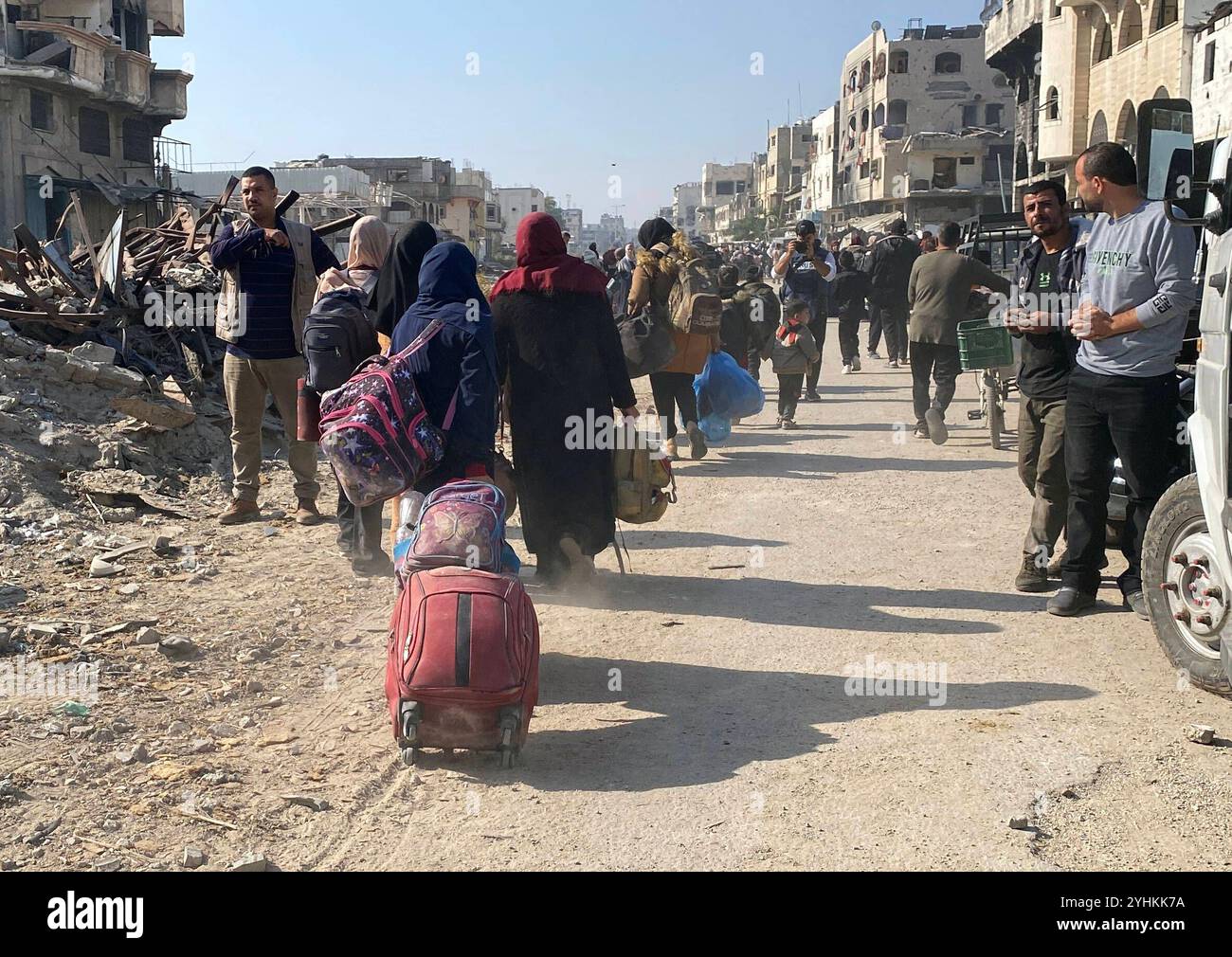 Palestiniens transportant des effets personnels sur leur chemin à Beit Hanoun, dans le Nord de Gaza en raison des récentes attaques israéliennes Palestiniens transportant des effets personnels sur leur chemin à Beit Hanoun, dans le Nord de Gaza en raison des récentes attaques israéliennes du 12 novembre 2024. Des centaines de familles palestiniennes déplacées, contraintes de fuir les abris et les camps de Beit Hanoun, ont commencé à se rendre dans des zones considérées comme plus sûres, emportant avec elles tous les effets personnels qu'elles pouvaient emporter. Photo de Hadi Daoud apaimages ville de Gaza bande de Gaza territoire palestinien 121124_Gaza_HD_0068 Copyright : xapaimagesxHadixDaoudxxapaimagesx Banque D'Images