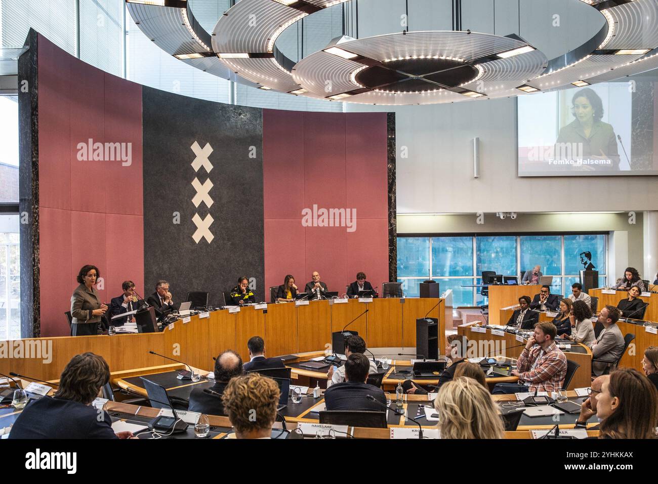 AMSTERDAM - le maire Femke Halsema lors d'un débat d'urgence au conseil municipal d'Amsterdam sur les violences suite au match de football de l'Ajax contre le Maccabi tel Aviv. ANP DINGENA mol pays-bas OUT - belgique OUT Banque D'Images