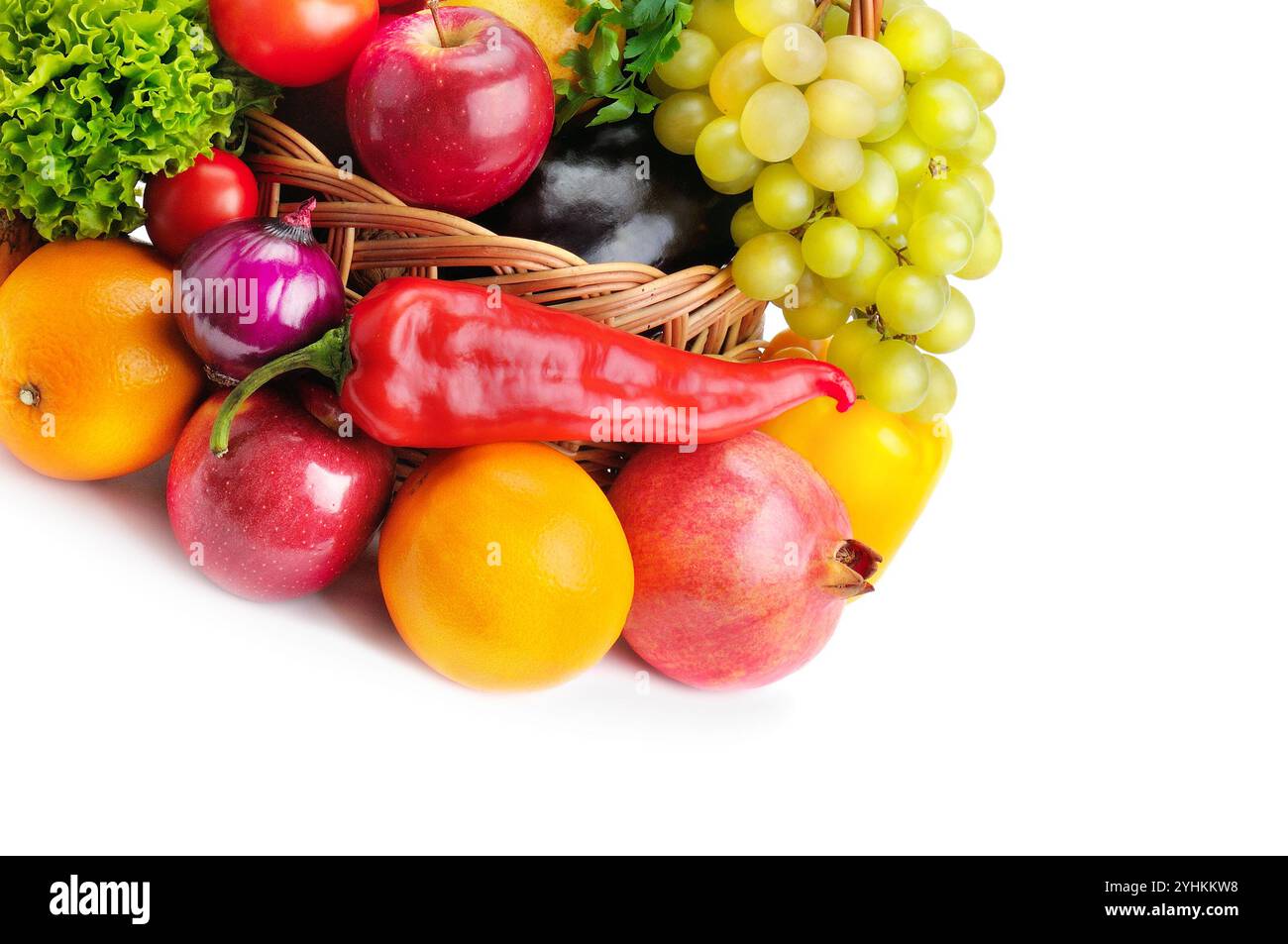 Légumes et fruits dans un panier isolé sur fond blanc.Une alimentation saine.Espace libre pour le texte. Banque D'Images