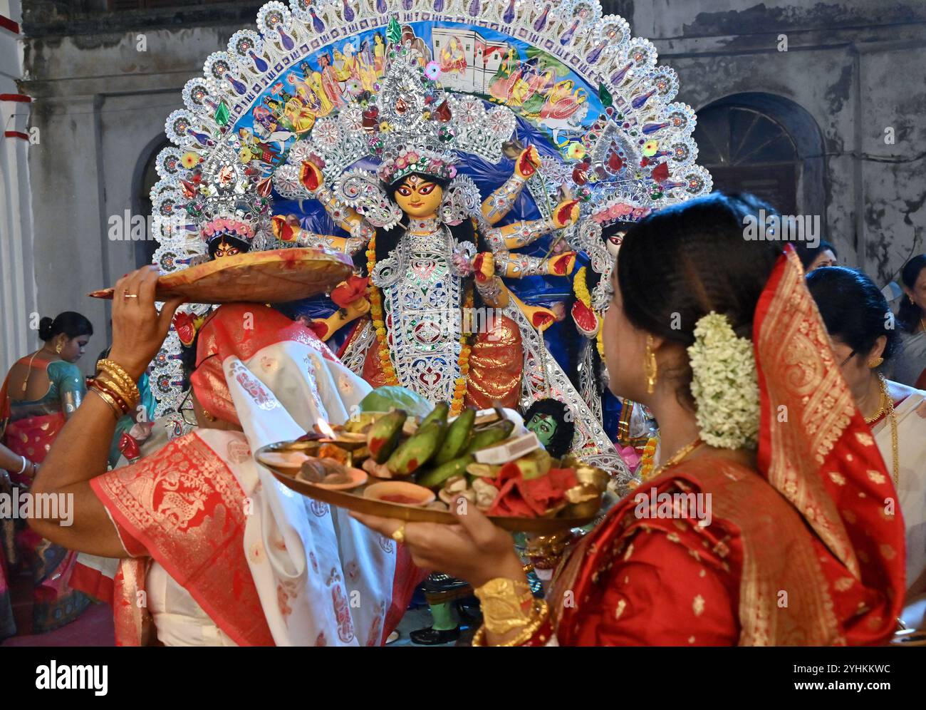 Prêtre et les membres de la famille Chatterjee d'une vieille famille distinguée ( Bonedi barir pujo) sont occupés à exécuter Bijaya Dashami à Uttar para, Hoosely. Banque D'Images