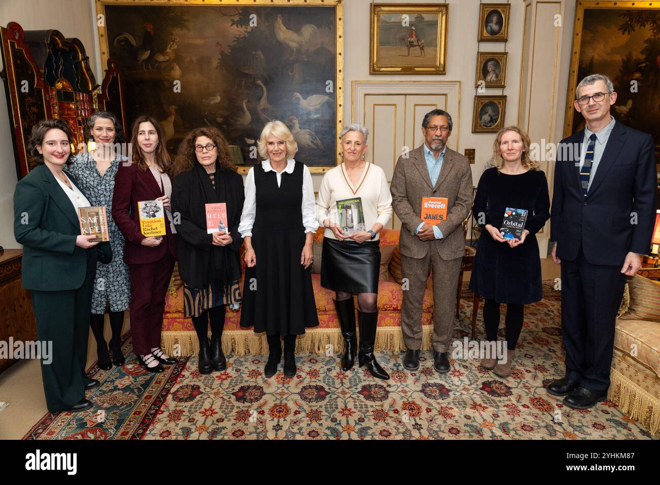 (De gauche à droite) Yael van der Wouden, Gaby Wood, Rachel Kushner, Anne Michaels, la reine Camilla, Charlotte Wood, Percival Everett, Samantha Harvey et Edmund de Waal lors d'une réception pour la Booker Prize Foundation à Clarence House, Londres. Date de la photo : mardi 12 novembre 2024. Banque D'Images