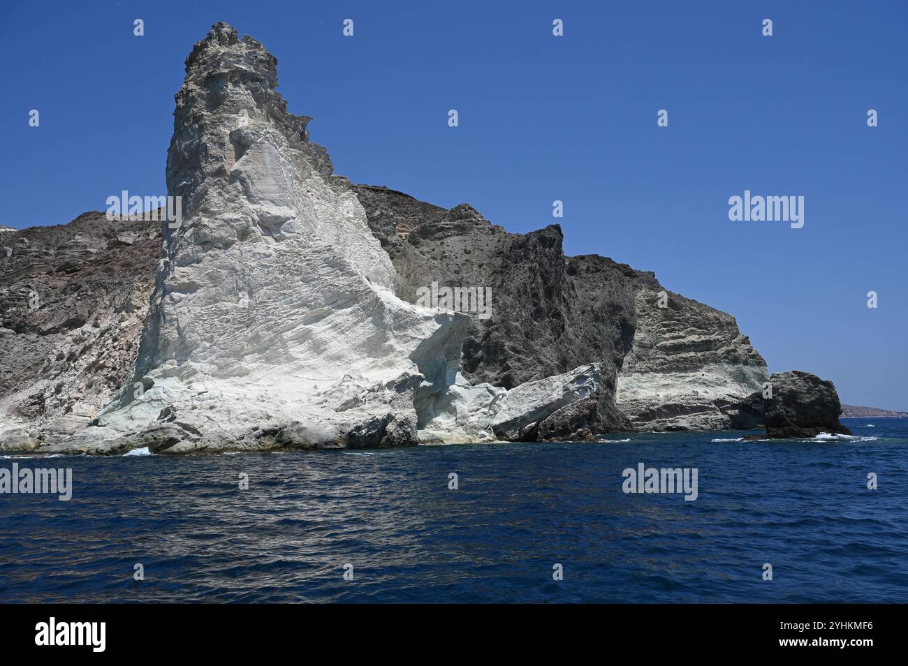 L’île volcanique grecque de Santorin est située dans la mer Égée, les falaises sont le vestige de l’effondrement d’un gigantesque volcan. Banque D'Images