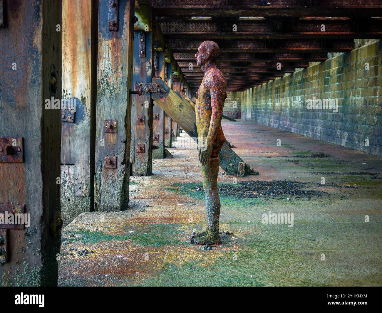 La figure solide en fonte, « Another Time XVIII », est une sculpture d'Antony Gormley située au Folkestone Harbour Arm dans le Kent, en Angleterre, au Royaume-Uni Banque D'Images