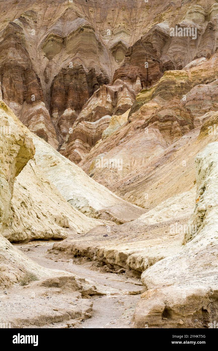 Vagues rocheuses dans les parois du canyon créant des motifs fantomatiques au-dessus du Gold Canyon Trail. Parc national de la Vallée de la mort, Californie Banque D'Images