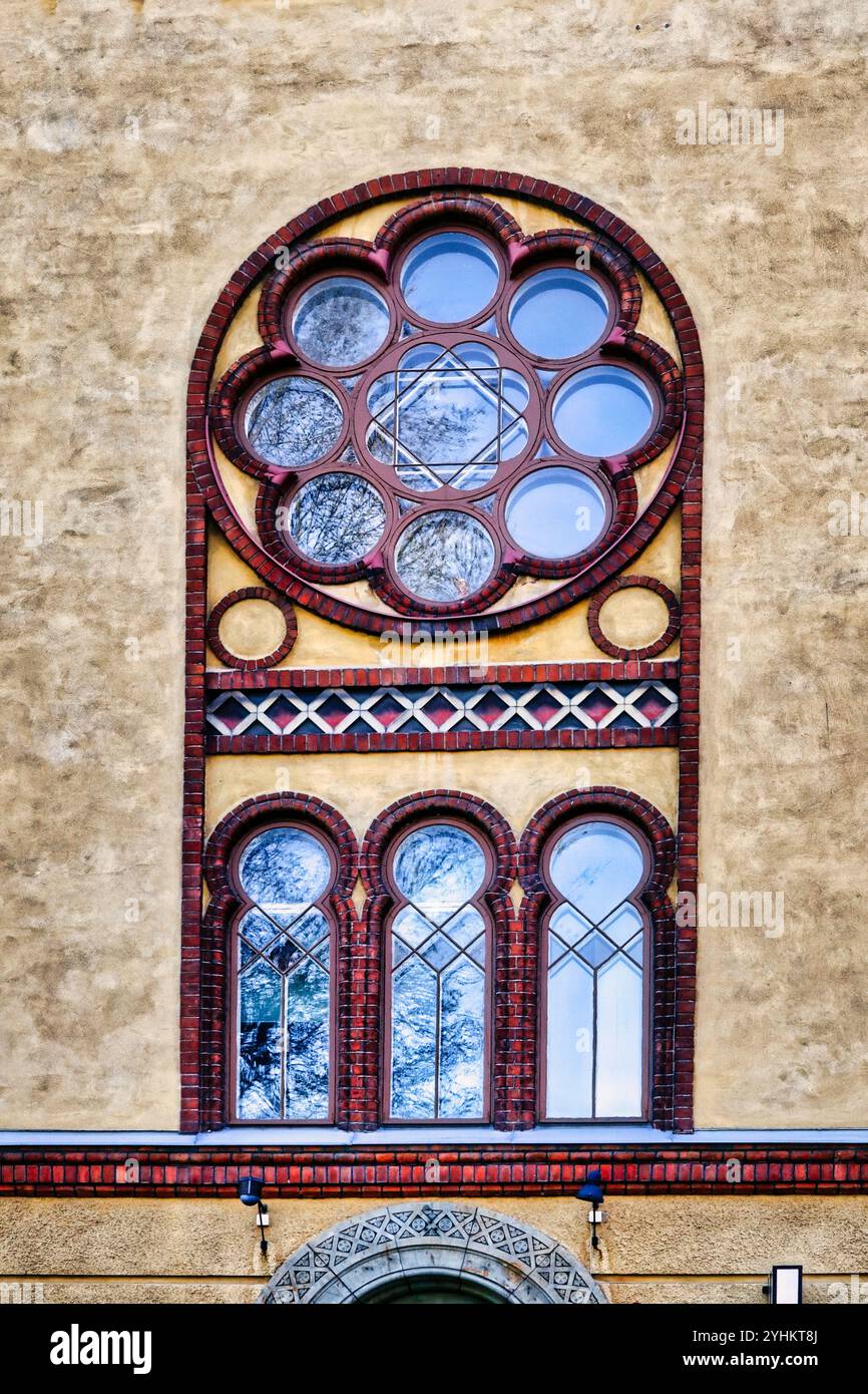 Détail de la fenêtre rose de la façade du bâtiment Betania, Helsinki, Finlande. Betania a été conçu par Karl August Wrede dans un style néo-gothique en 1903. Banque D'Images