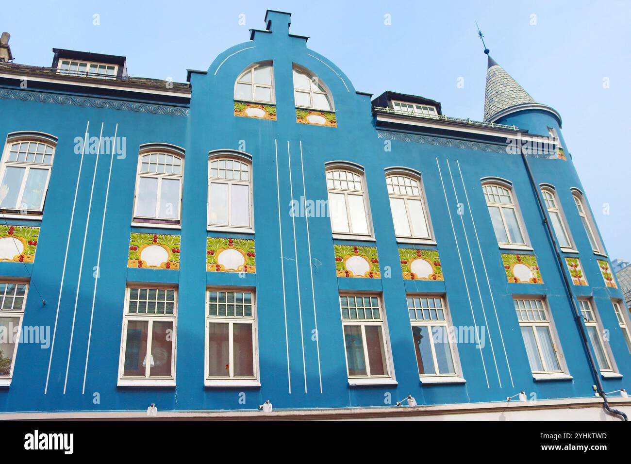 Alesund, Norvège - 02 août 2024 : Alesund un jour d'été. Vue sur le port d'architecture Art Nouveau coloré Banque D'Images Alesund, Norvège - 02 août 2024 : Alesund un jour d'été. Vue sur le port d'architecture Art Nouveau coloré Banque D'Images