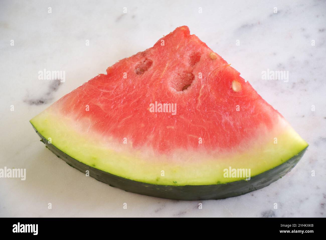 Tranche de pastèque, pastèque biologique, pastèque juteuse, fruits frais, collation saine, fruit d'été, pastèque rafraîchissante sur fond blanc Banque D'Images