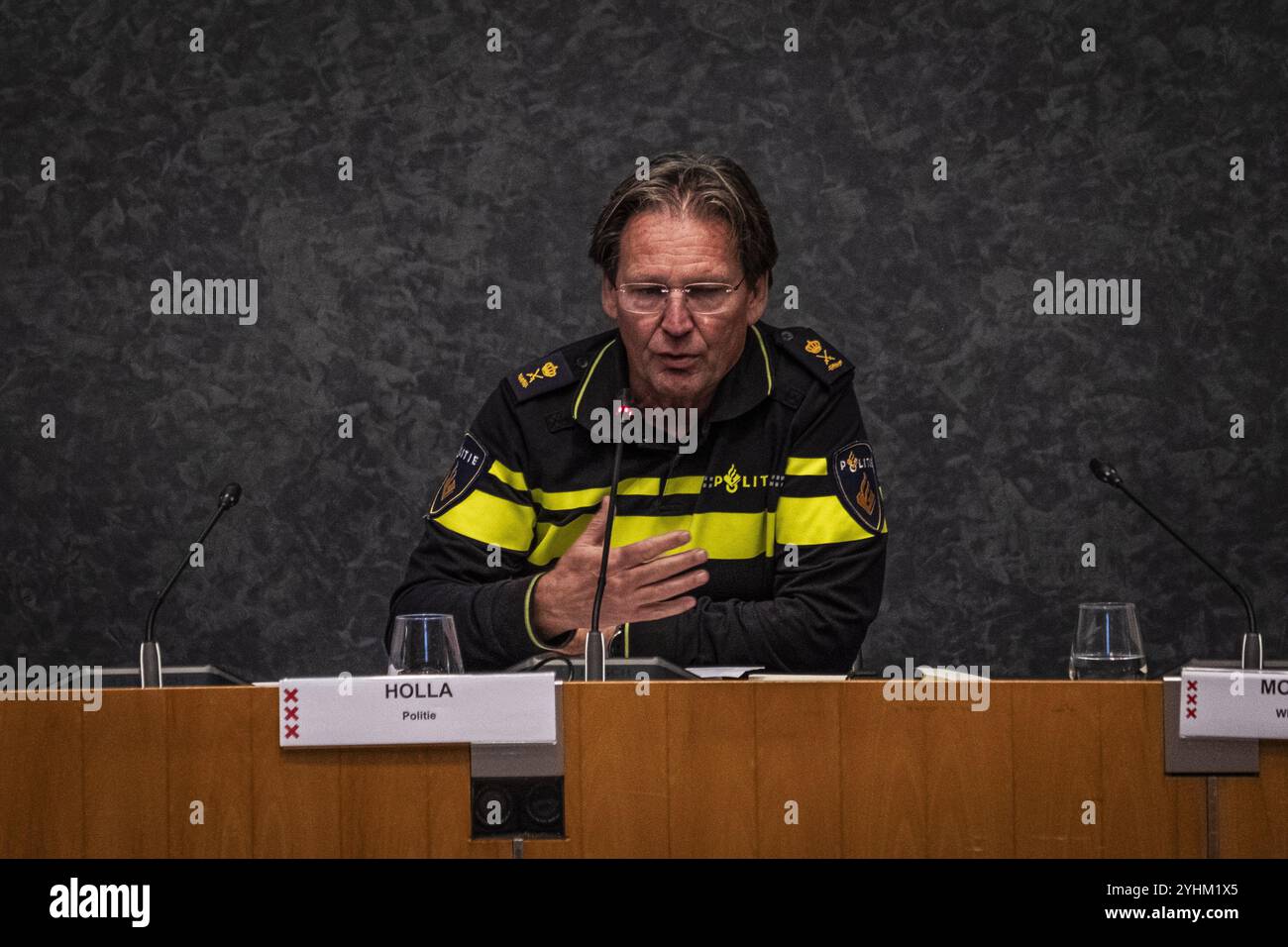 AMSTERDAM - Peter Holla lors d'un débat d'urgence au conseil municipal d'Amsterdam sur les violences après le match de football de l'Ajax contre le Maccabi tel Aviv. ANP DINGENA mol pays-bas OUT - belgique OUT Banque D'Images