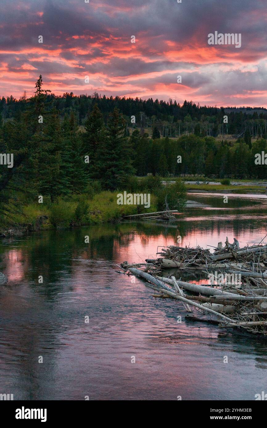 Nuages illuminés au coucher du soleil reflétés dans la fourche de Buffalo de la rivière Snake. Parc national de Grand Teton, Wyoming Banque D'Images