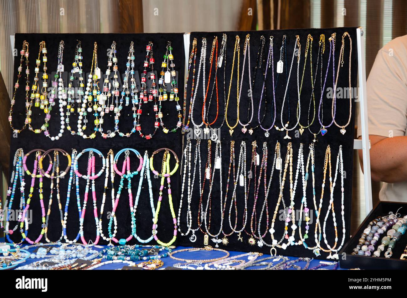 Pendentifs, colliers et bracelets en pierres minérales et en métal Banque D'Images
