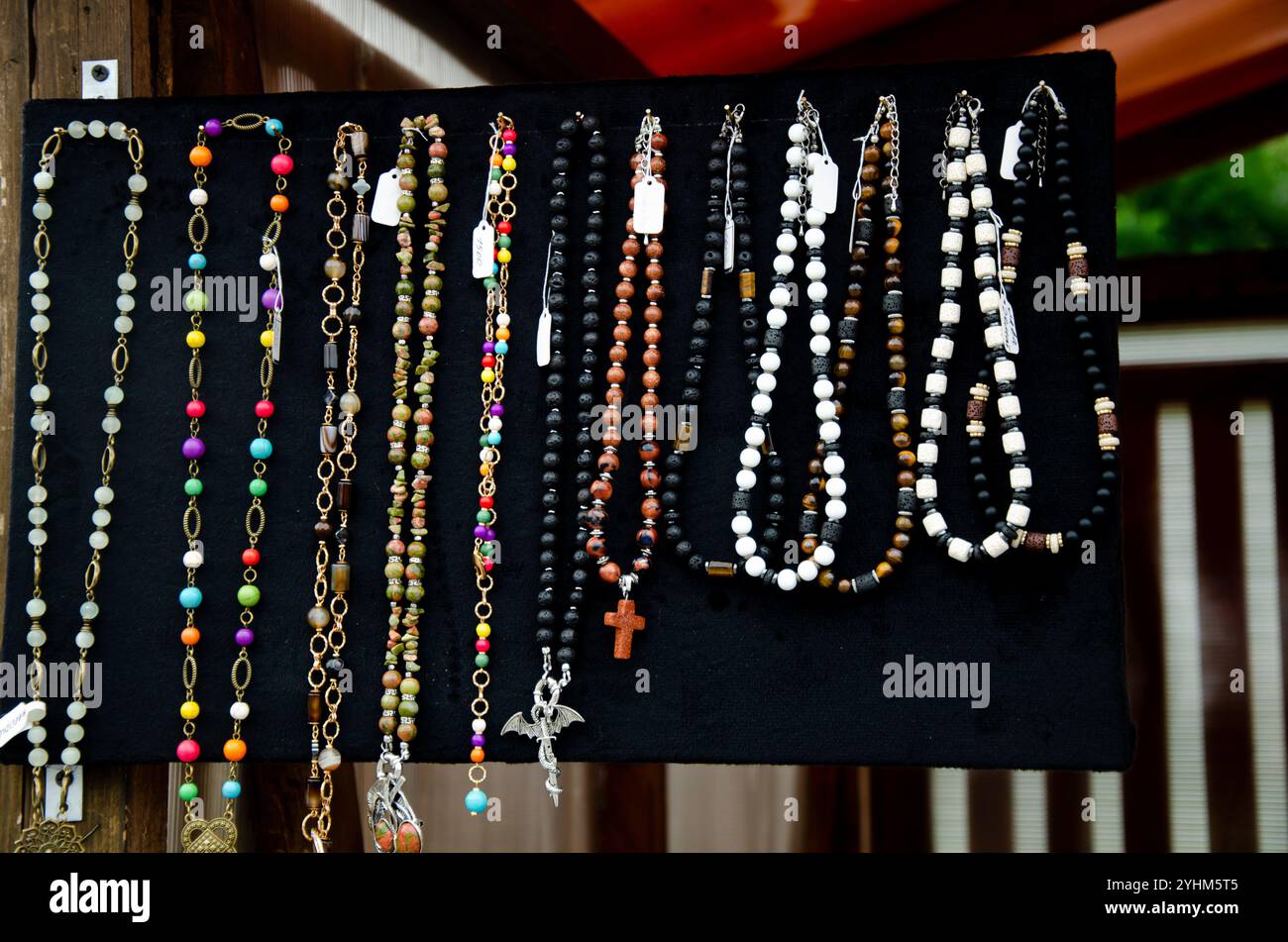 Pendentifs, colliers et bracelets en pierres minérales et en métal Banque D'Images