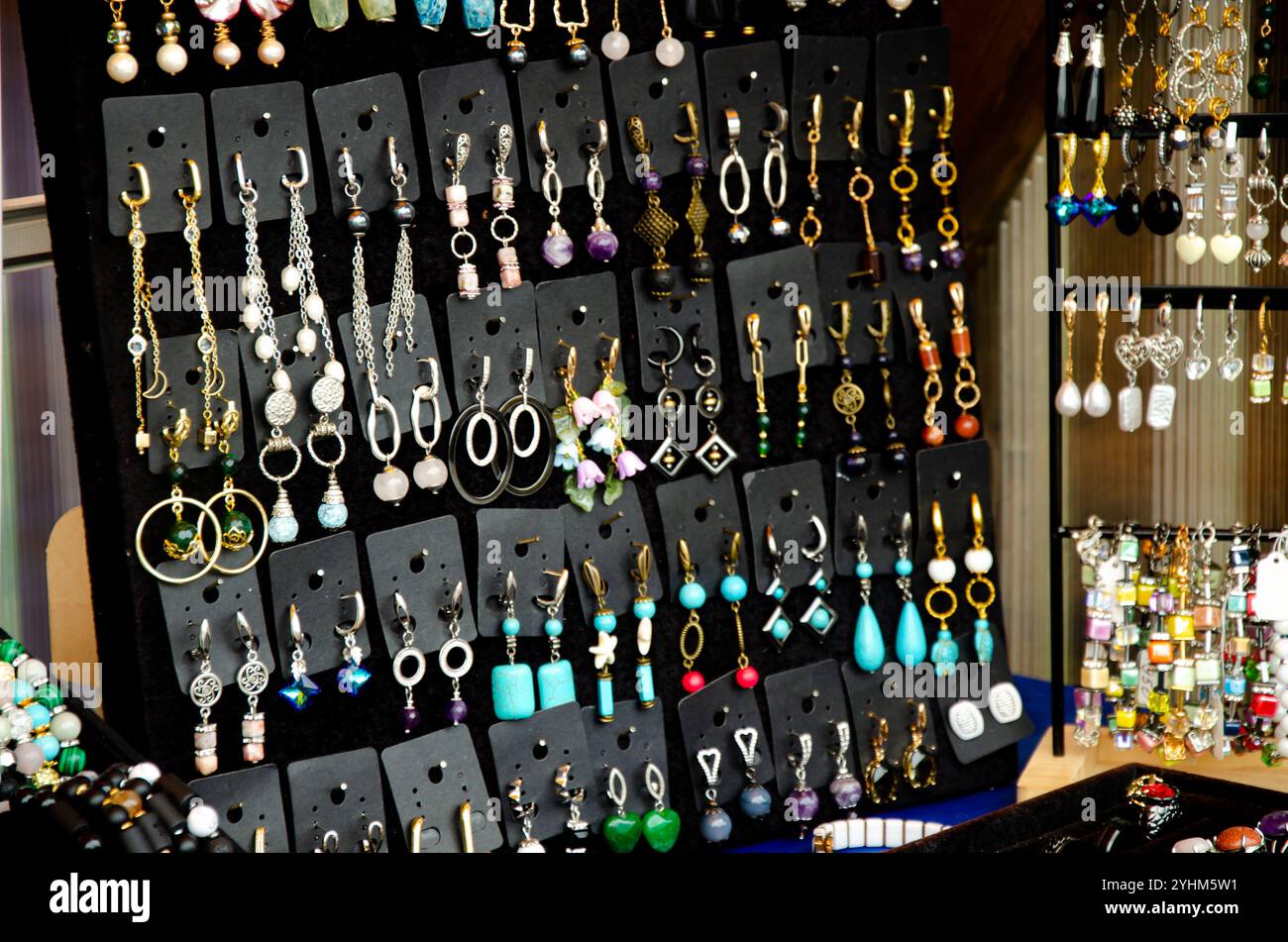 Pendentifs, colliers et bracelets en pierres minérales et en métal Banque D'Images