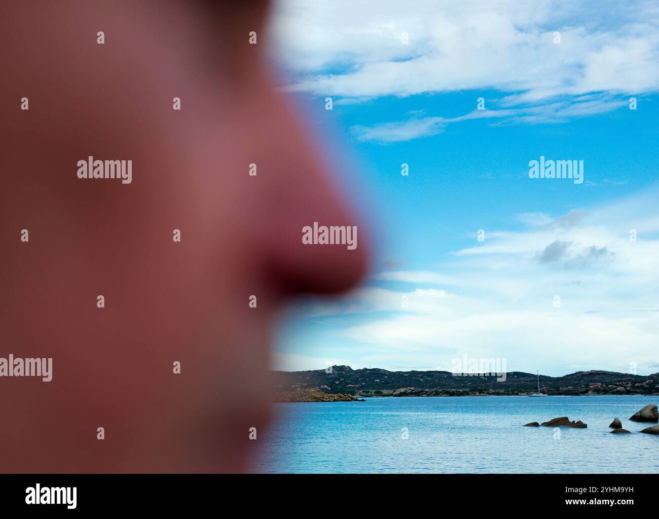 Profil de visage défocalisé d'un homme regardant loin à la plage, Sardaigne, Italie Banque D'Images