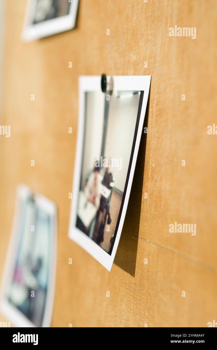 Polaroids sur panneau de bois Banque D'Images