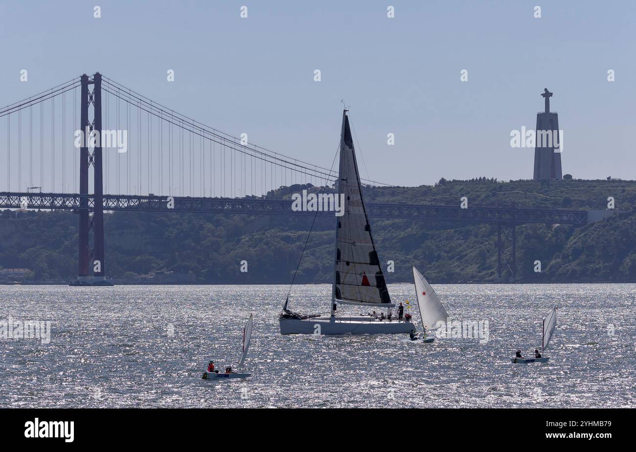 Segelboot auf dem Tejo vor Lissabon Banque D'Images