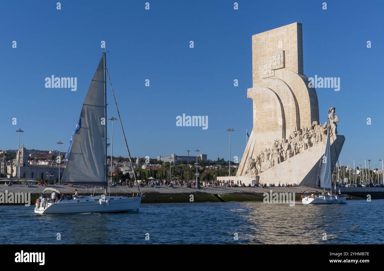 Segelboot auf dem Tejo vor Lissabon Banque D'Images