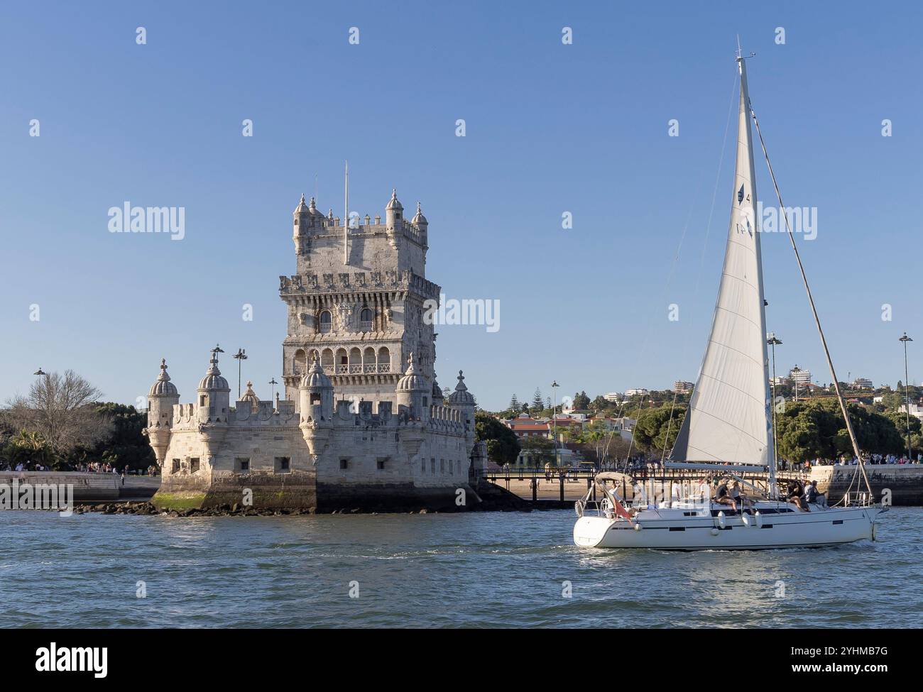 Segelboot auf dem Tejo vor Lissabon Banque D'Images