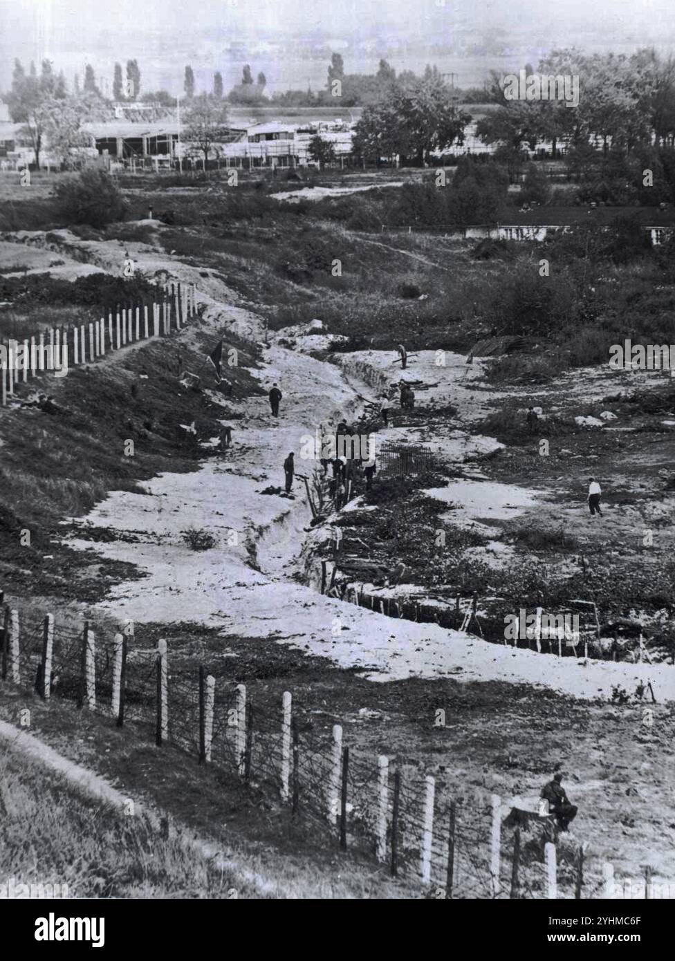 BERLIN, ALLEMAGNE - vers 13 août 1961 - dans une dernière tentative pour arrêter un flot de réfugiés fuyant l'Allemagne de l'est vers Berlin Ouest, le communiste Gouvres Banque D'Images