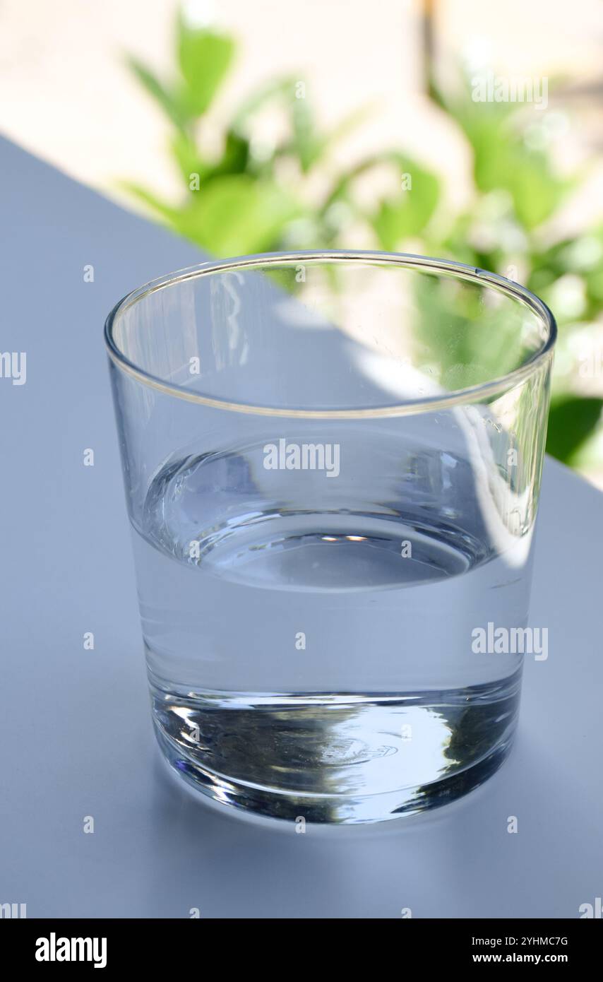 concept d'hydratation de l'eau claire, verre d'eau, mode de vie sain Banque D'Images